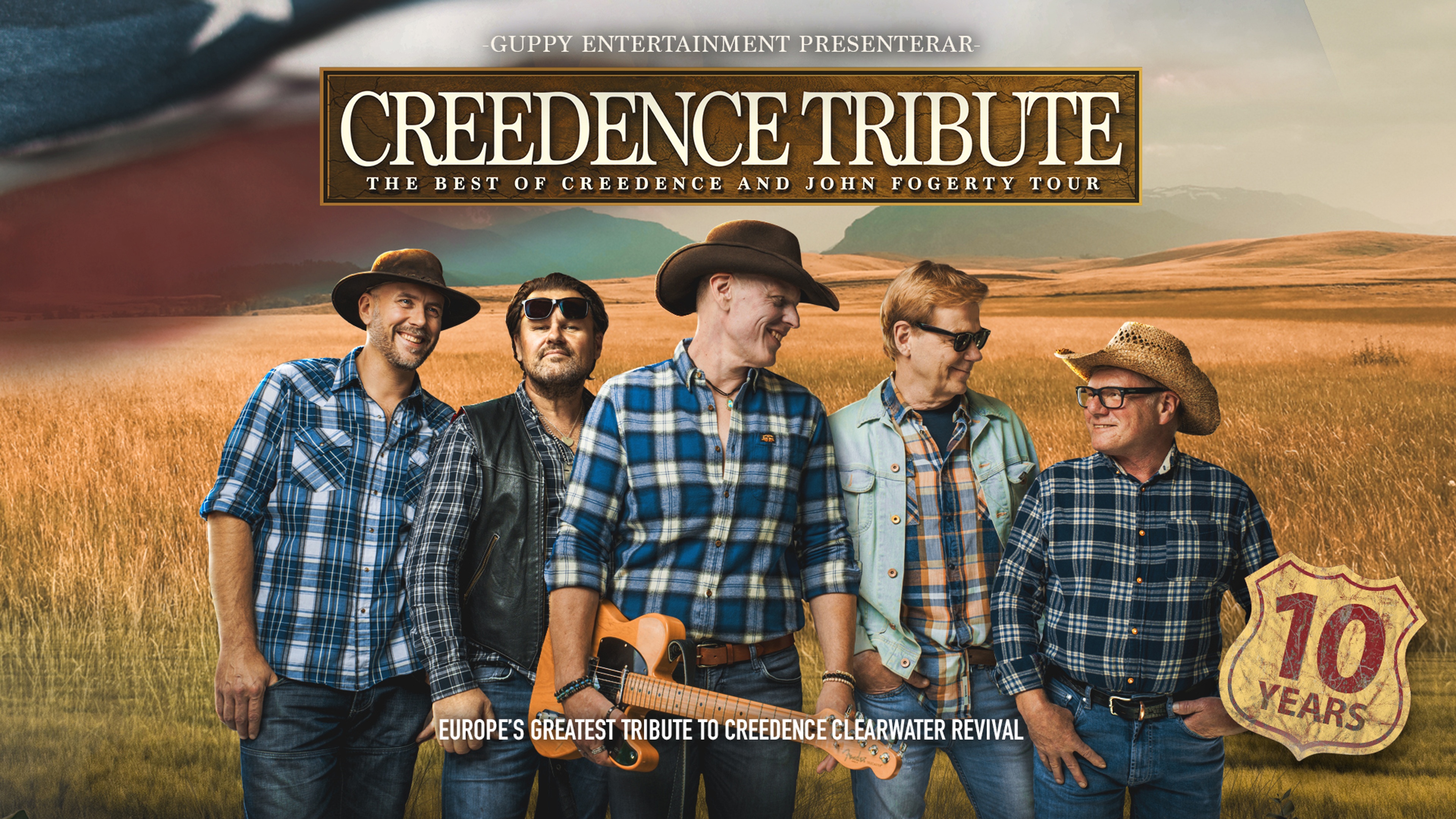 Creedence Tribute står fem personer på rad framför en åker, i bakgrunden syns berg.