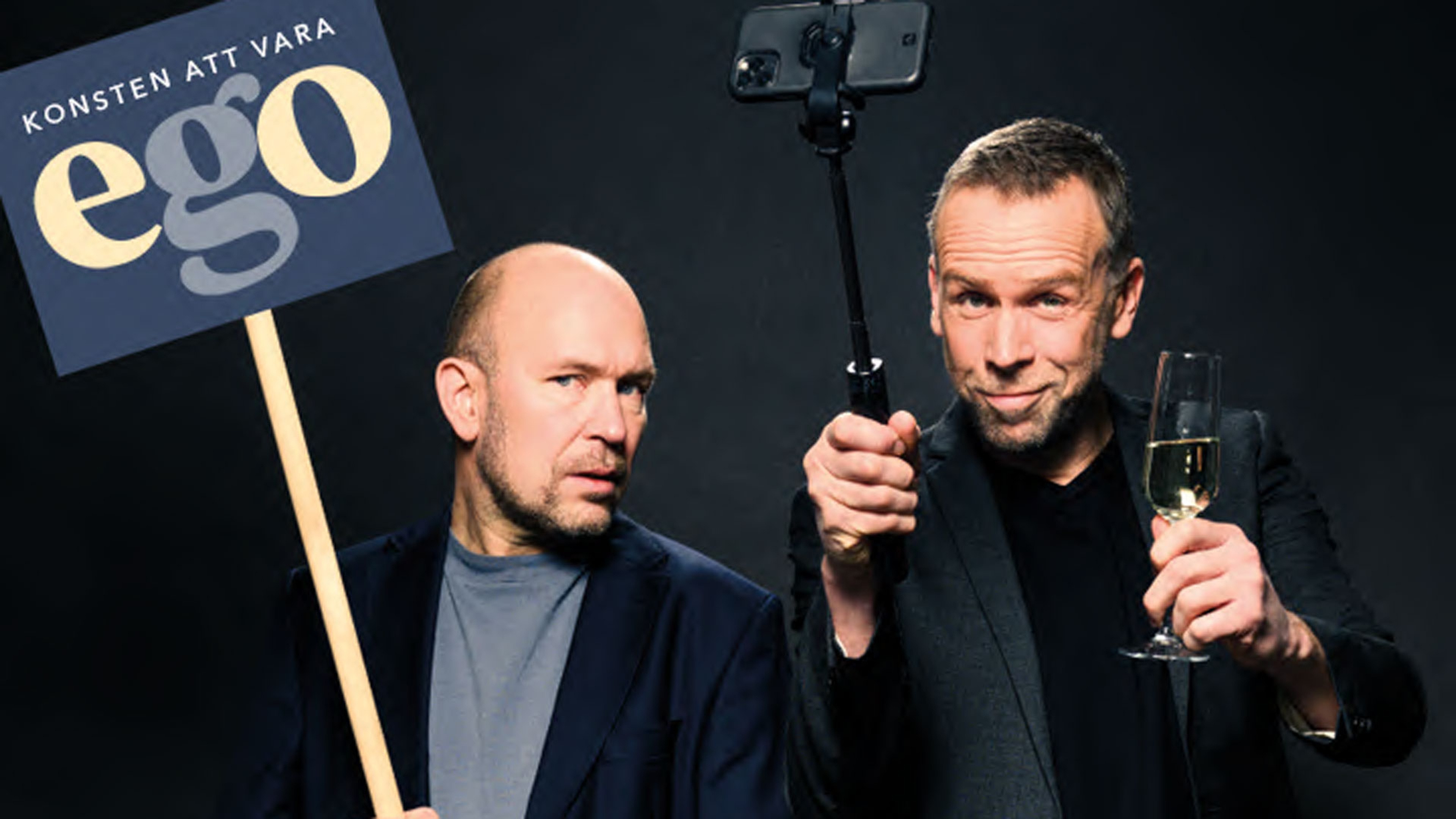Björn men en skylt "Konsten att vara EGO" och Johan med selfistick och ett bubbelglas.