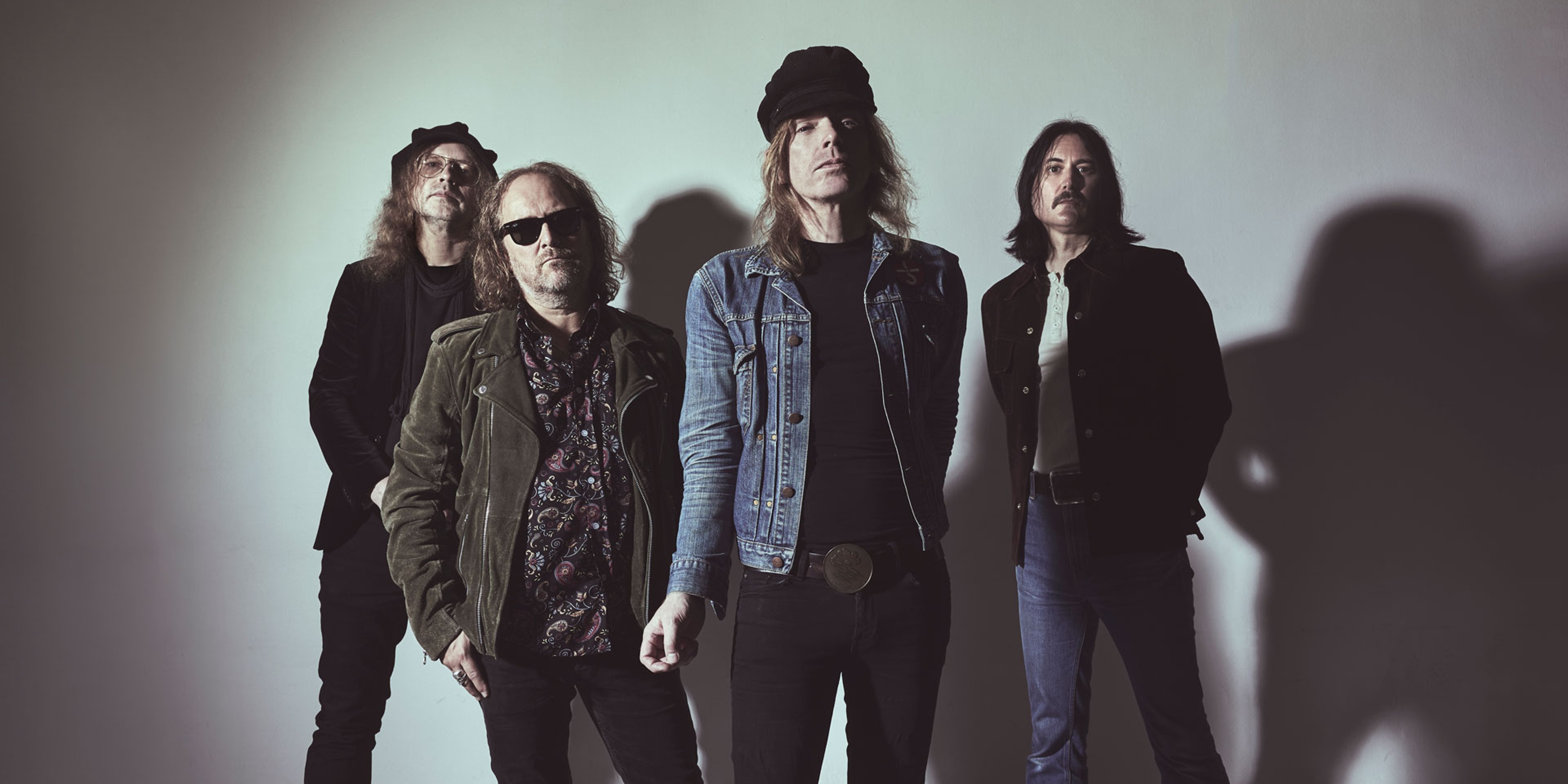 De fyra medlemmarna i The Hellacopters framför en vägg.