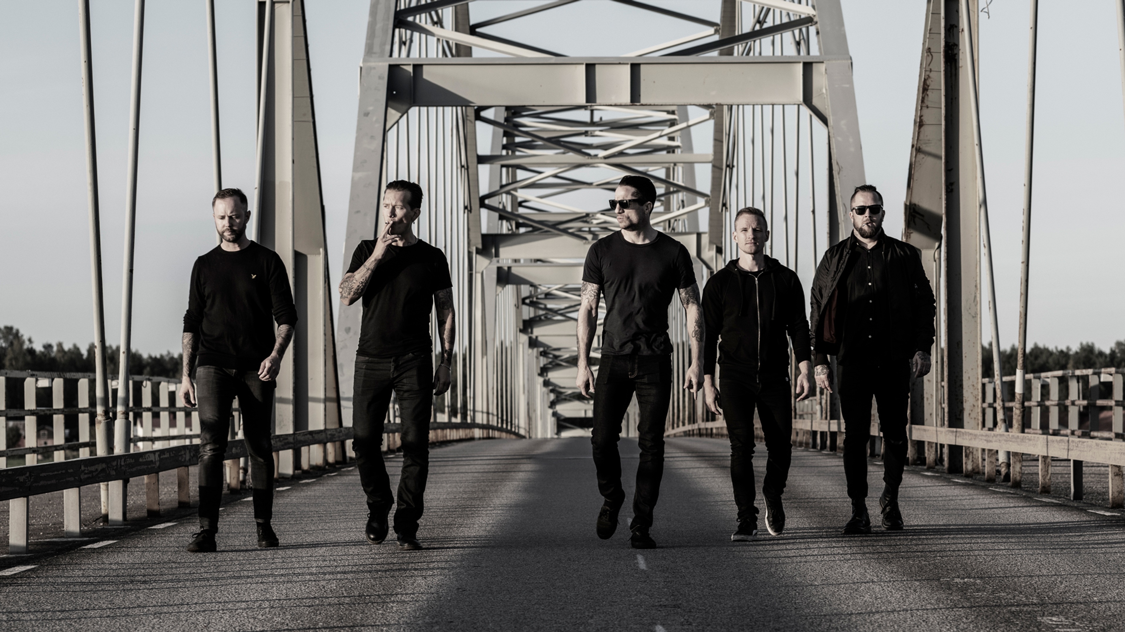 Raised Fist går på en bro helt klädda i svart