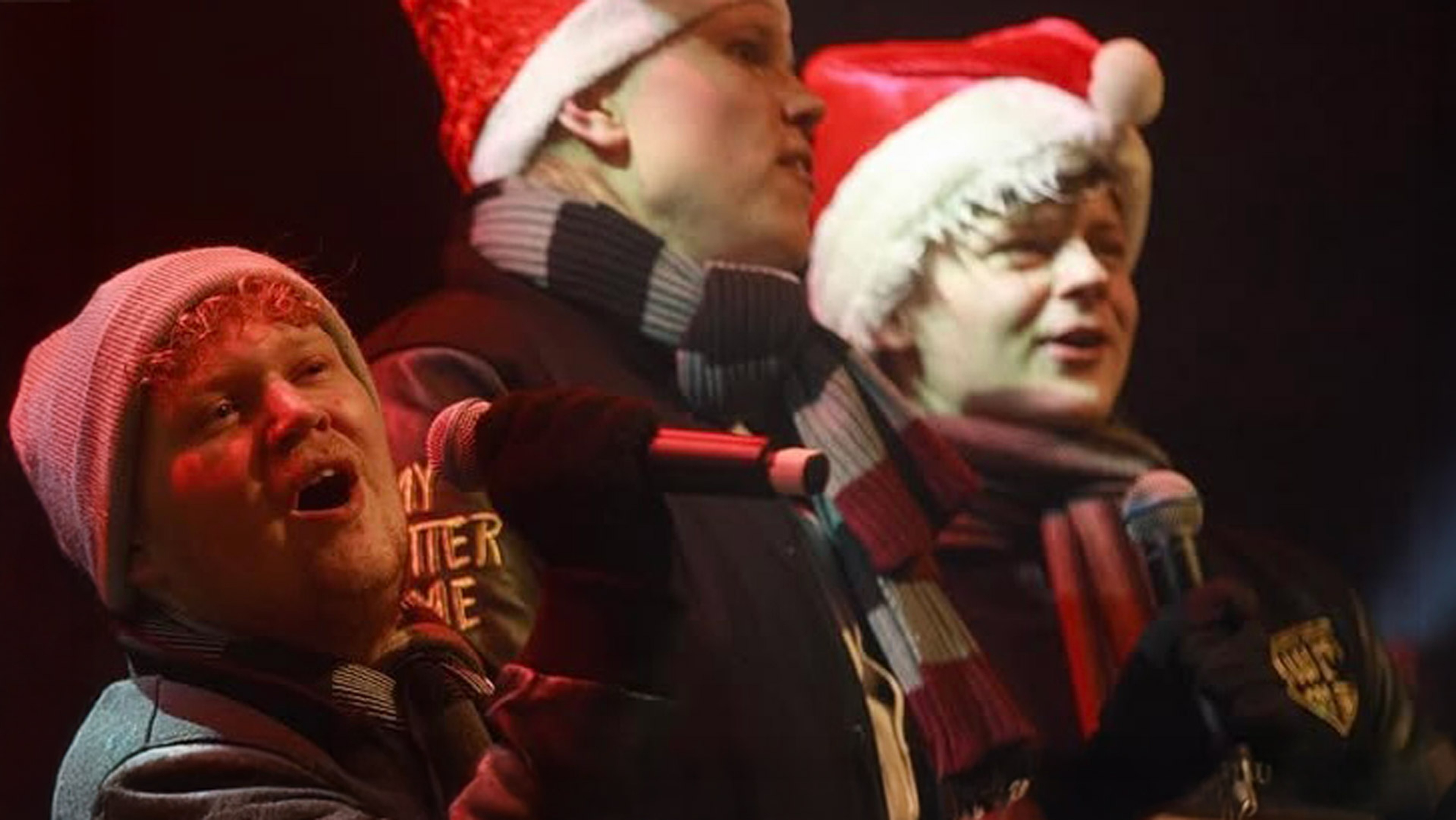 Delar av ensemblen på scen i klädda tomteluvor.