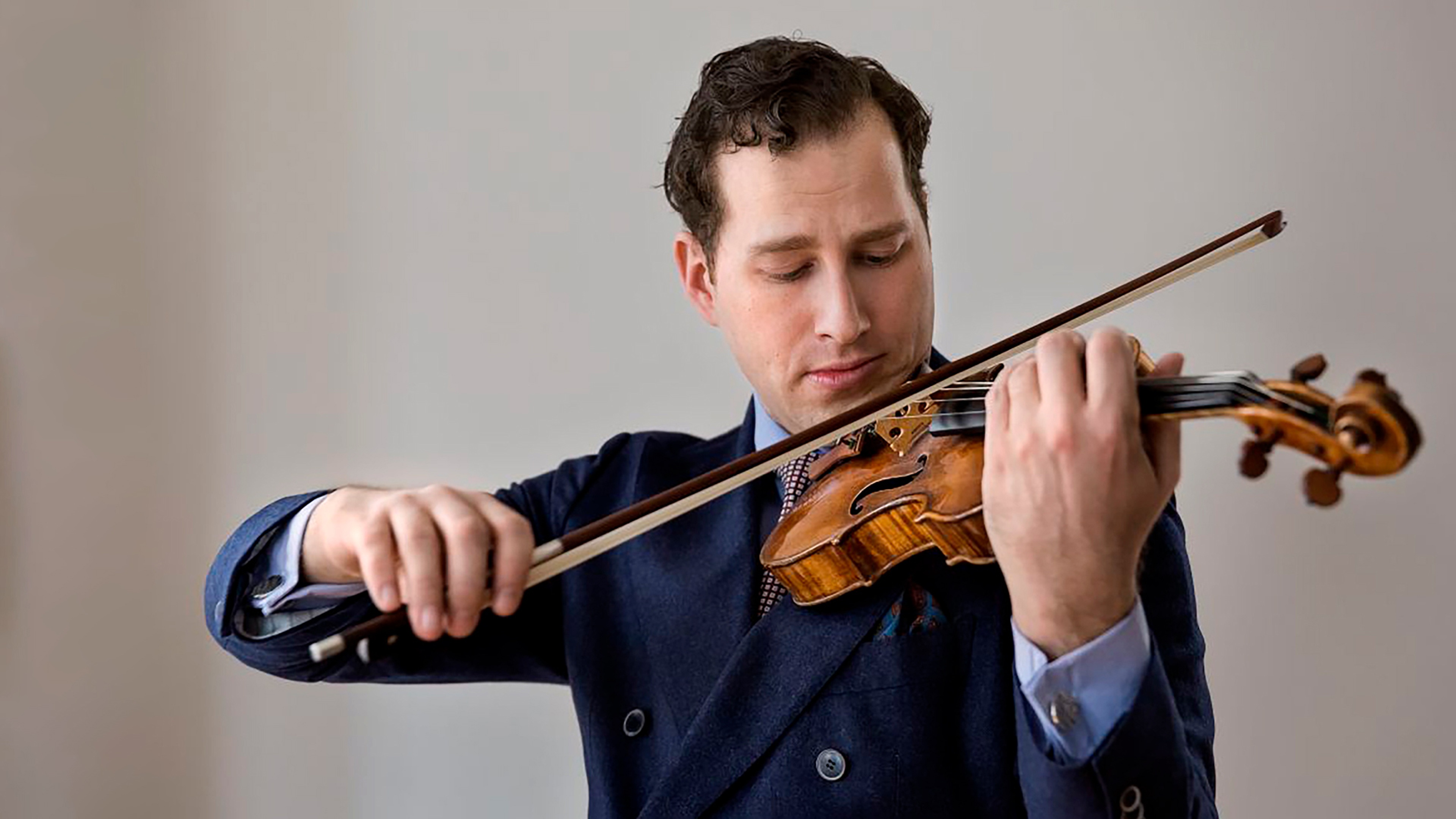 Nikolaj Szeps-Znaider spelar fiol.