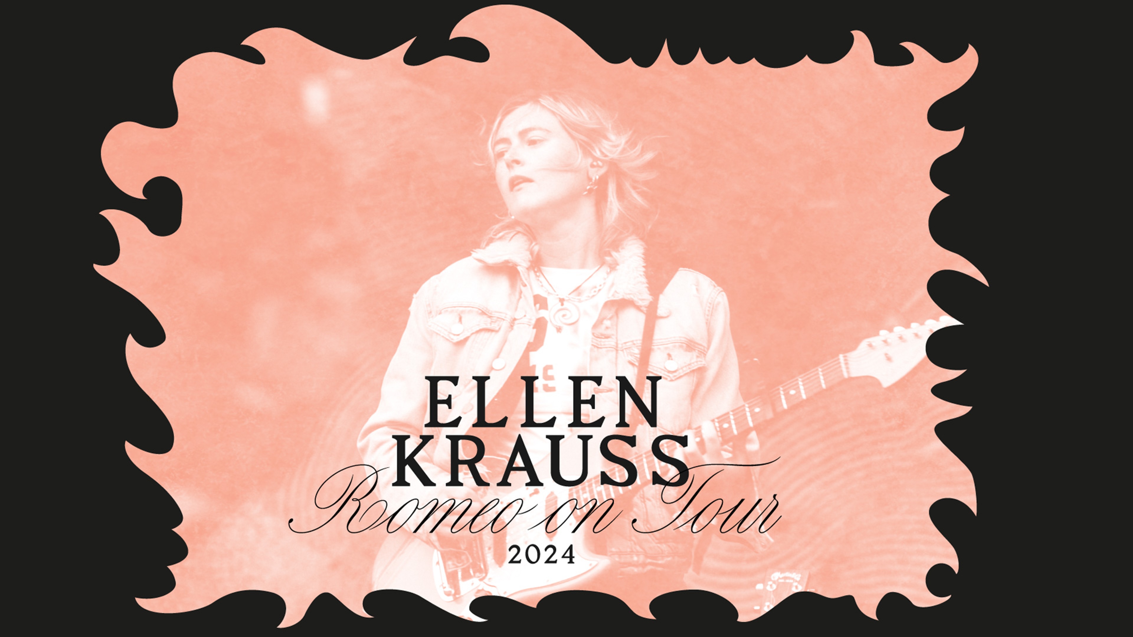 Ellen Krauss spelar gitarr på scen.