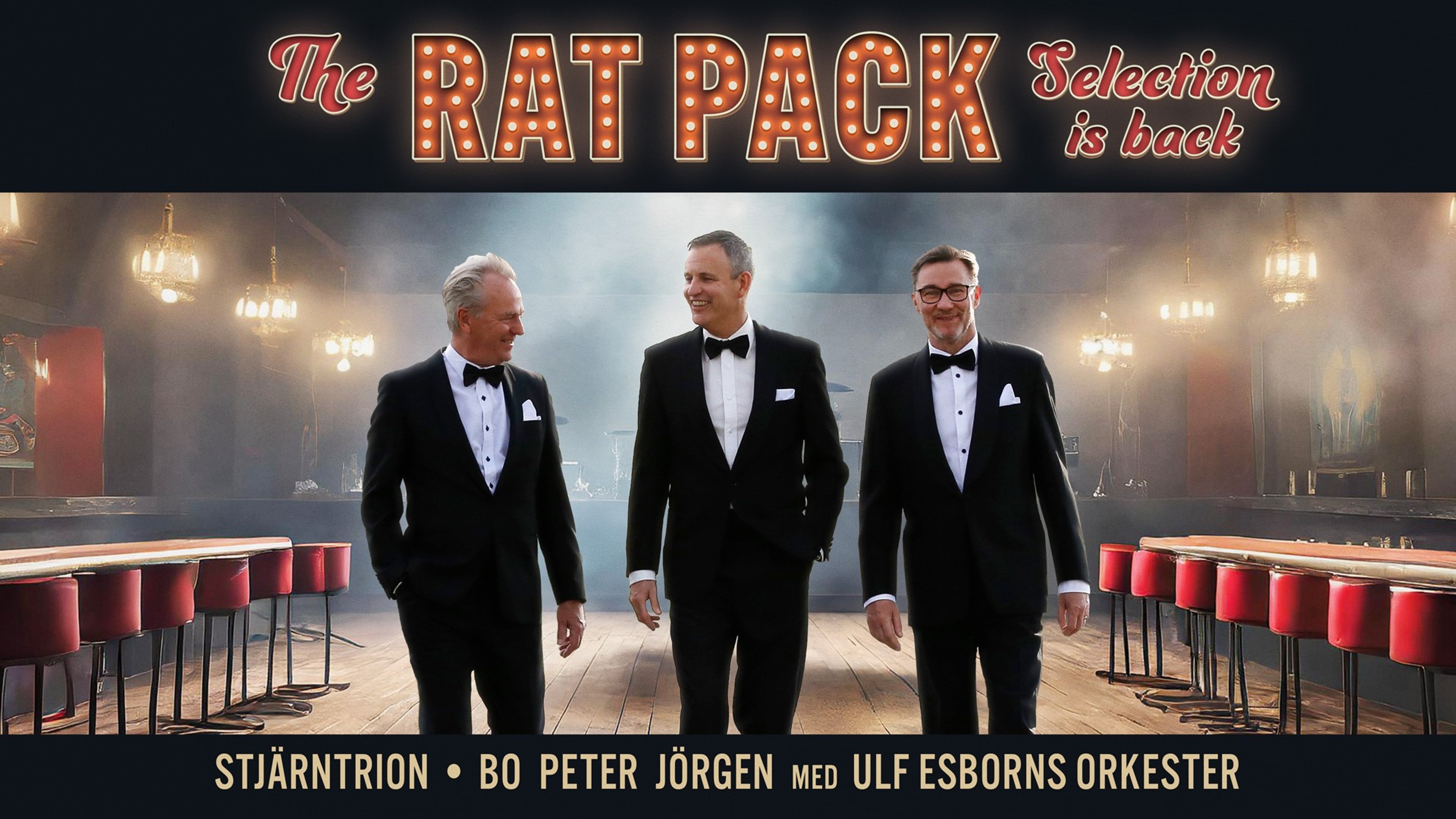 Konsertens tre medverkande huvudpersoner iklädda smoking står på rad. Bakgrunden skymtas en scen med instrument.