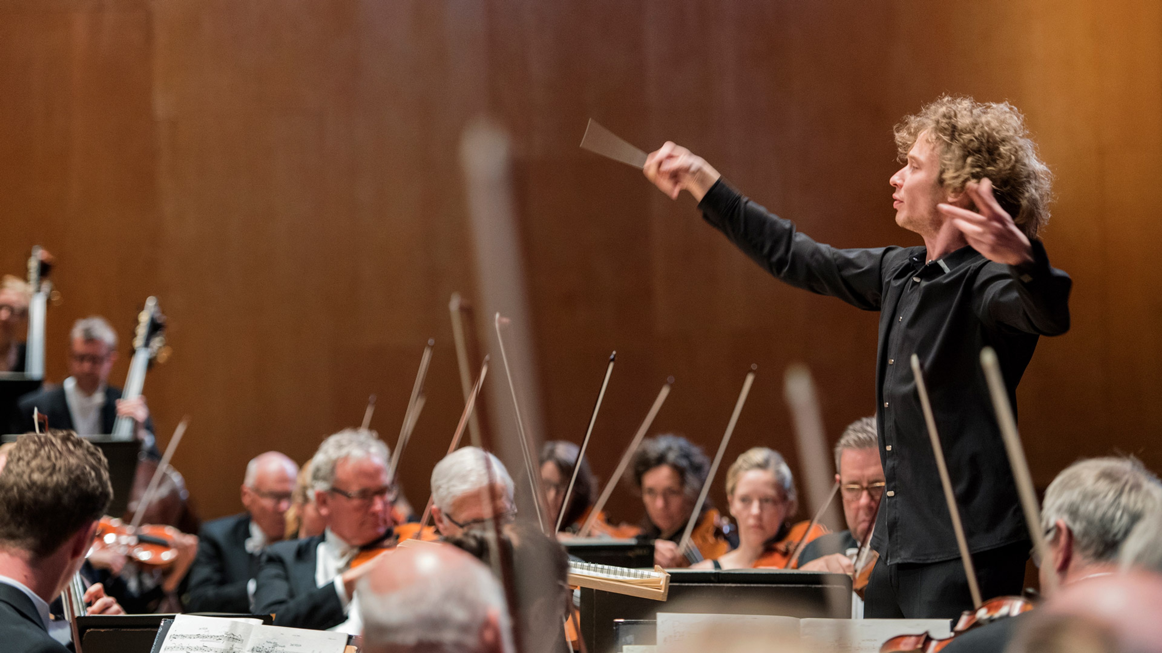 Santtu-Matias Rouvali dirigerar en symfoniorkester.