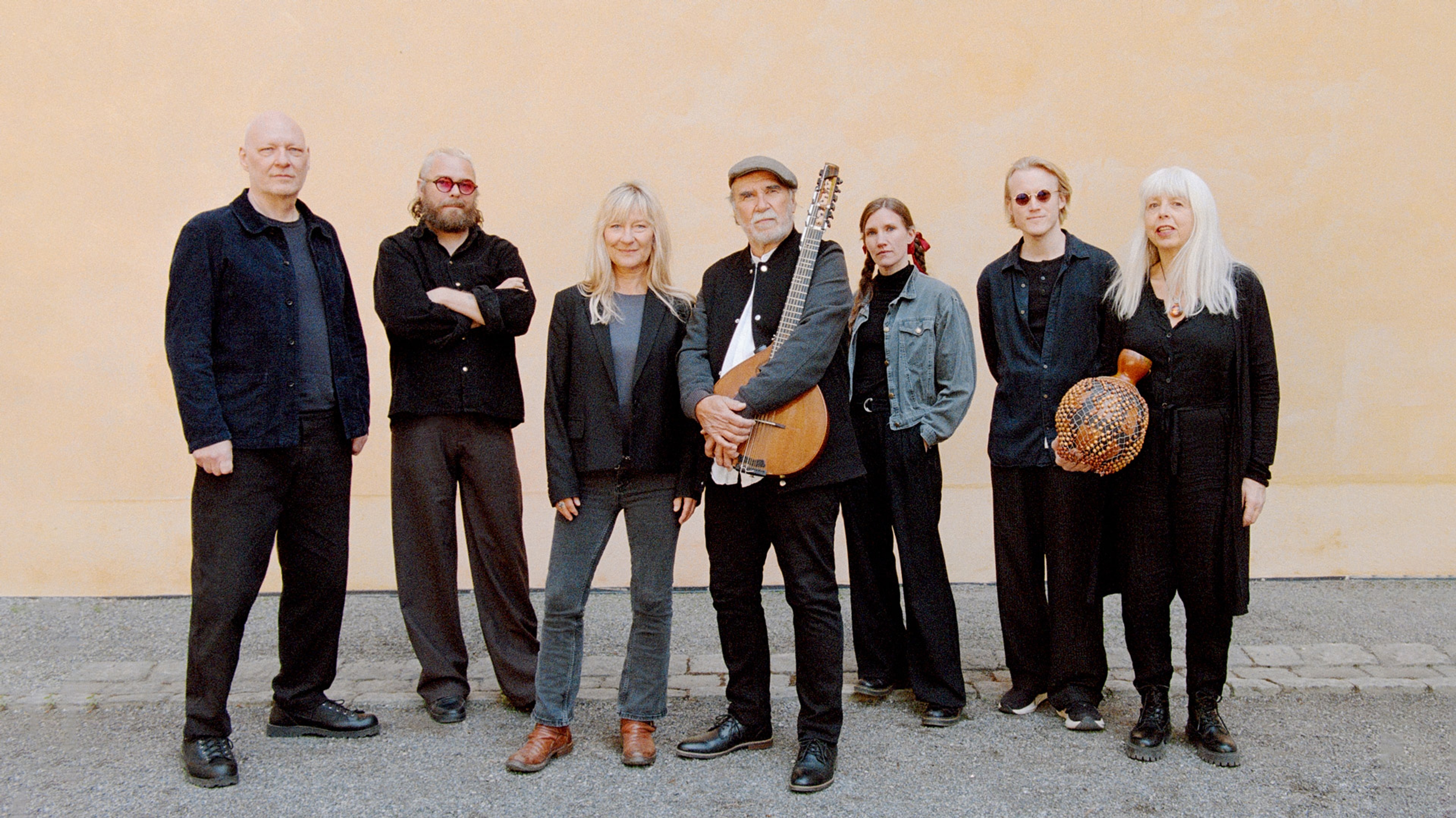 Ale Möller och Lena Willemark tillsammans med musikerna. 