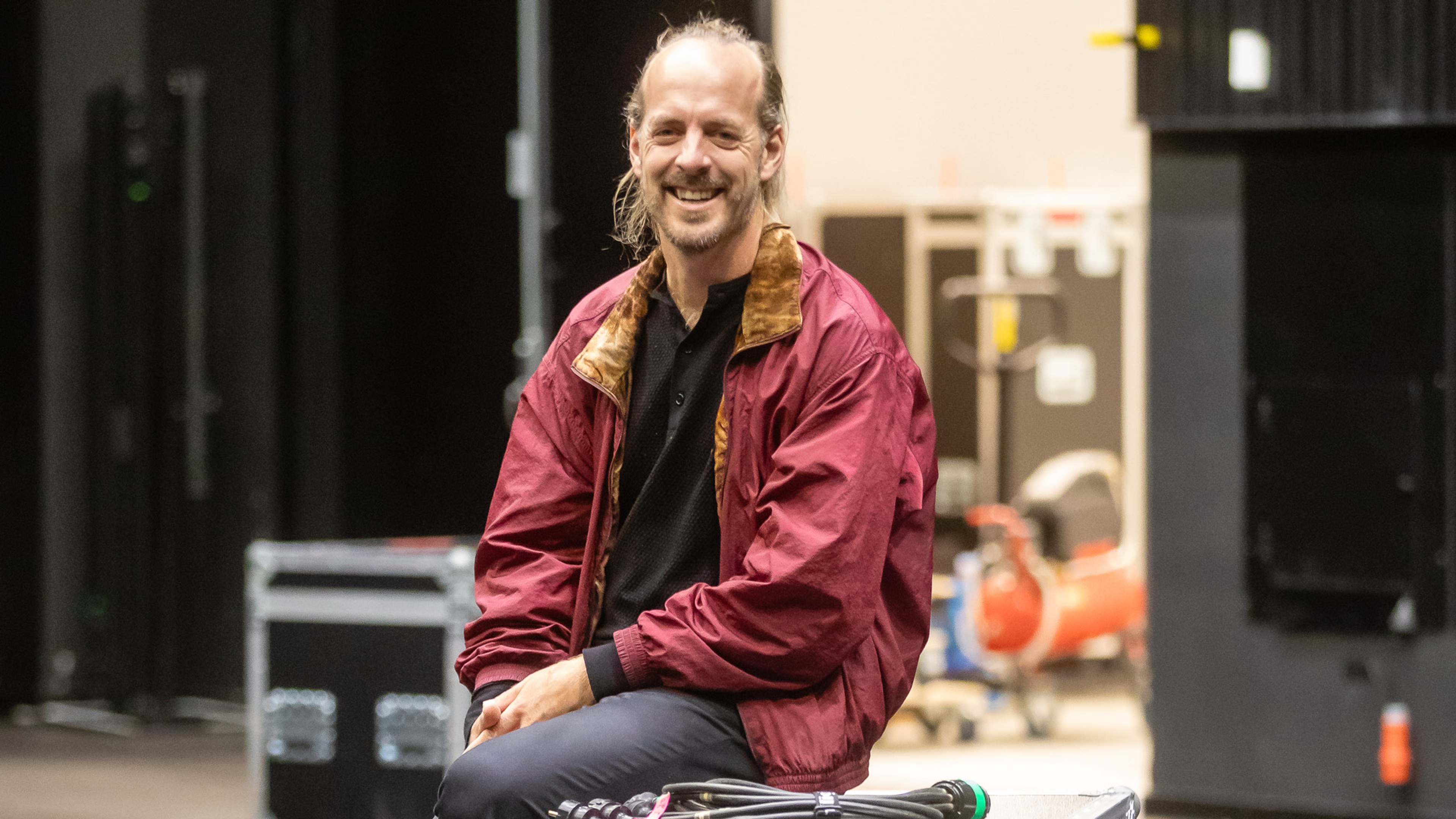 Simon Ljungman sitter på en scen