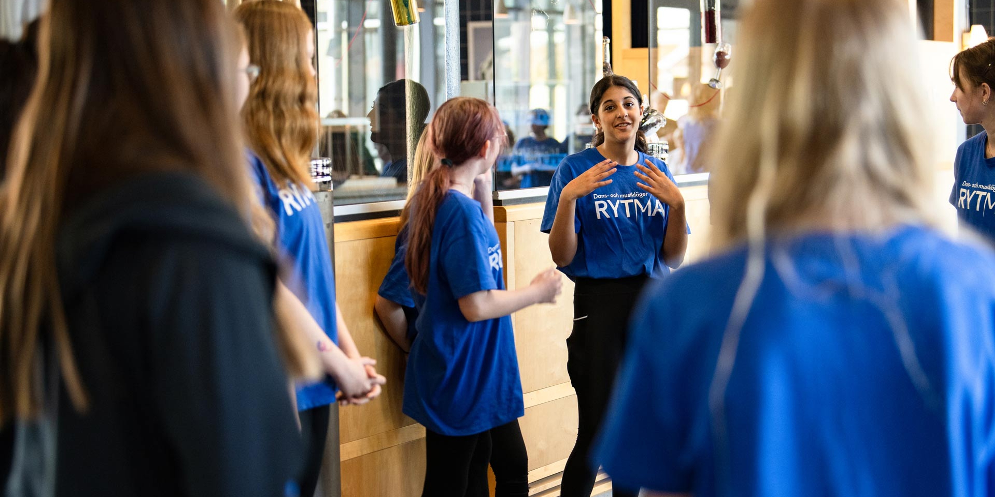 Deltagare från Rytmalägret står och pratar med varandra.