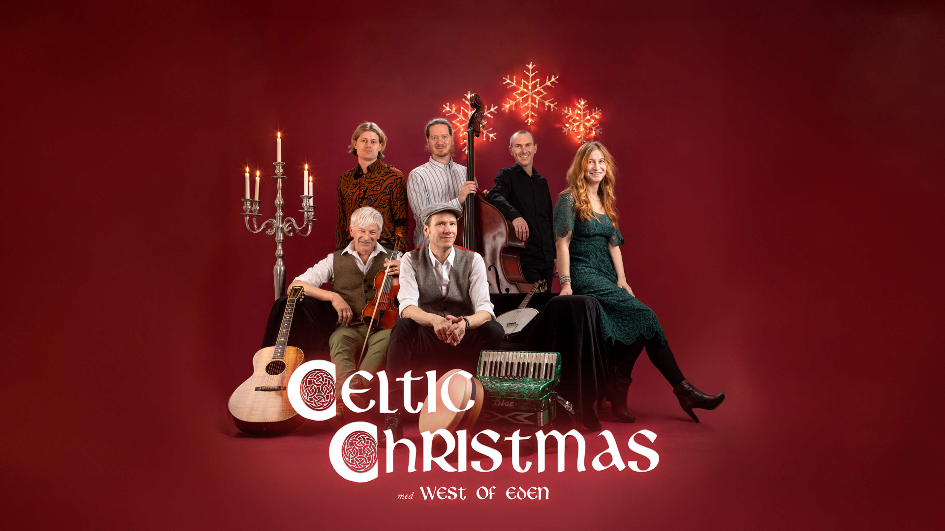 Gruppen West of Eden poserar med instrument inför konserten "Celtic Christmas" mot röd bakgrund.