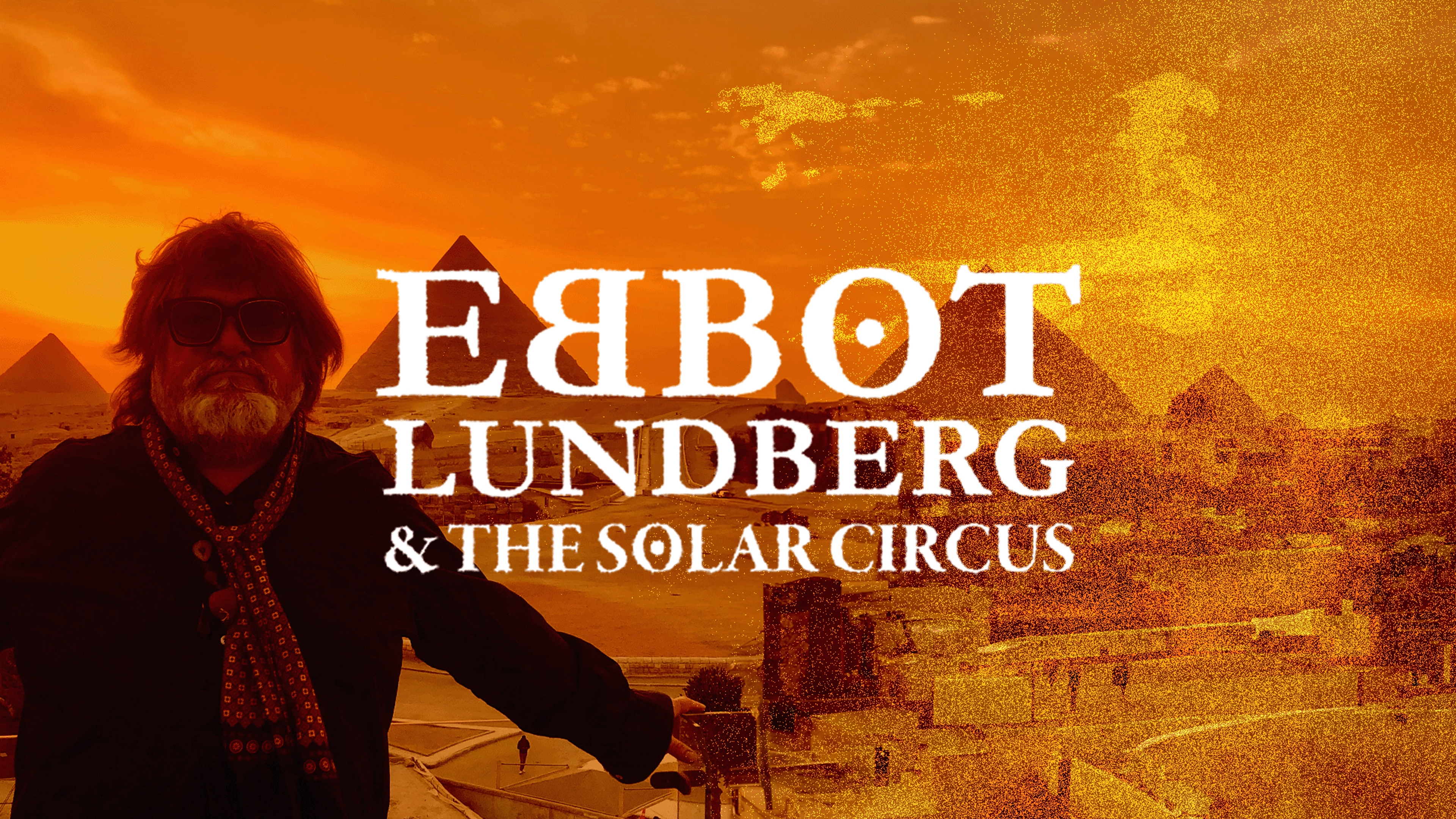 Ebbot framför pyramider.