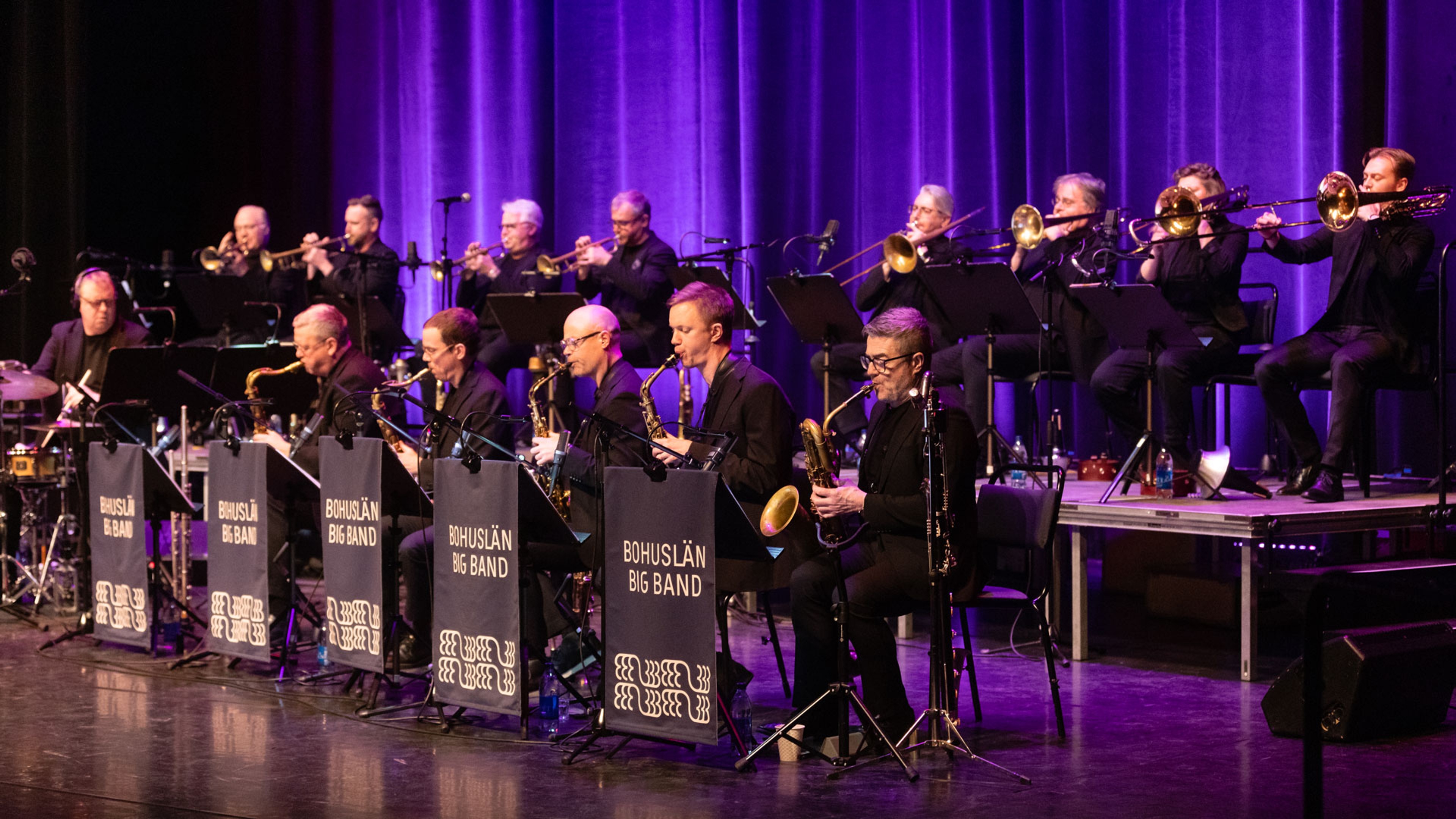 Bohuslän Big Band på scen uppdelade i sektioner