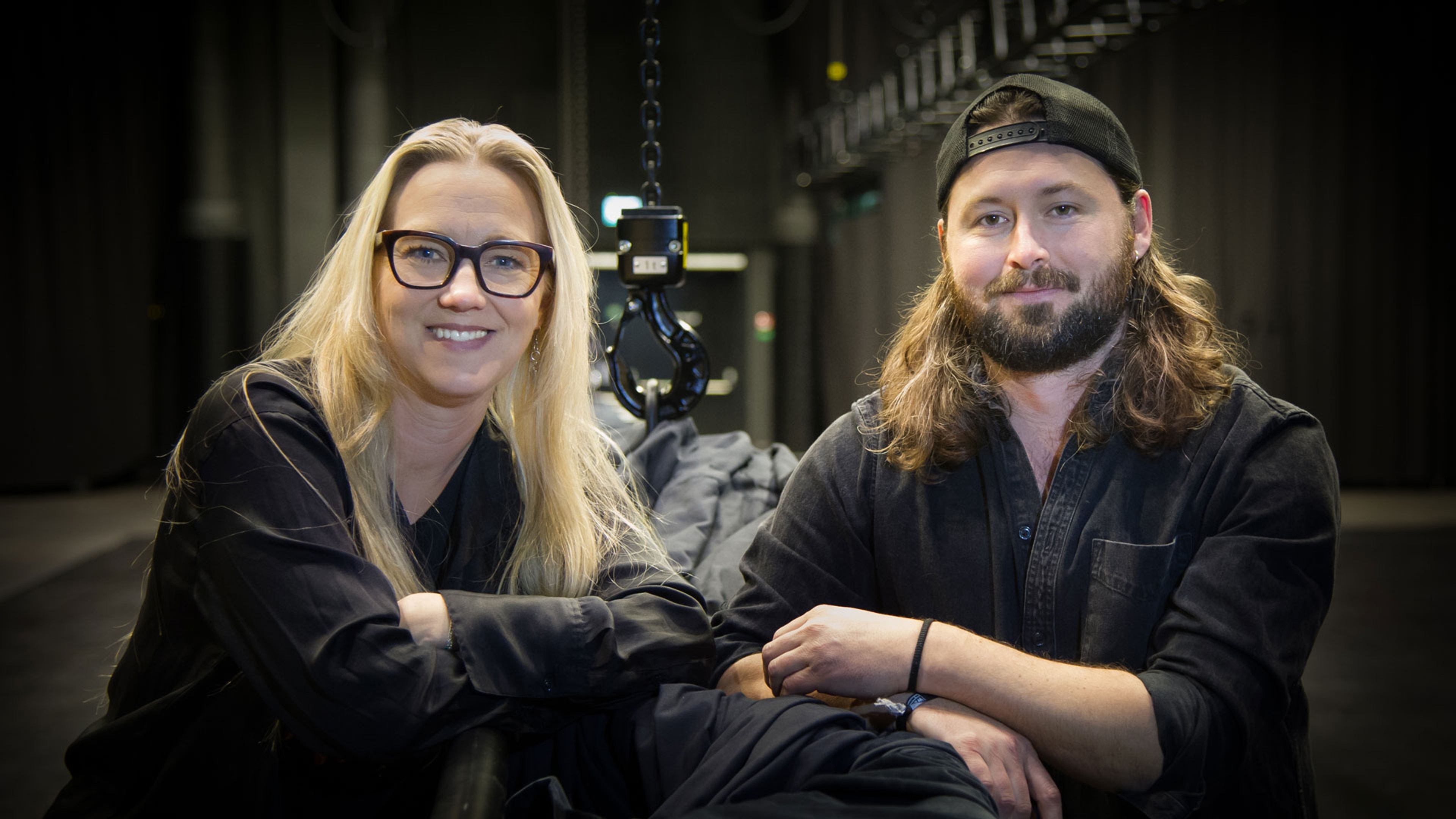 Sara Törn och Nicki Lowe står i blackboxen.