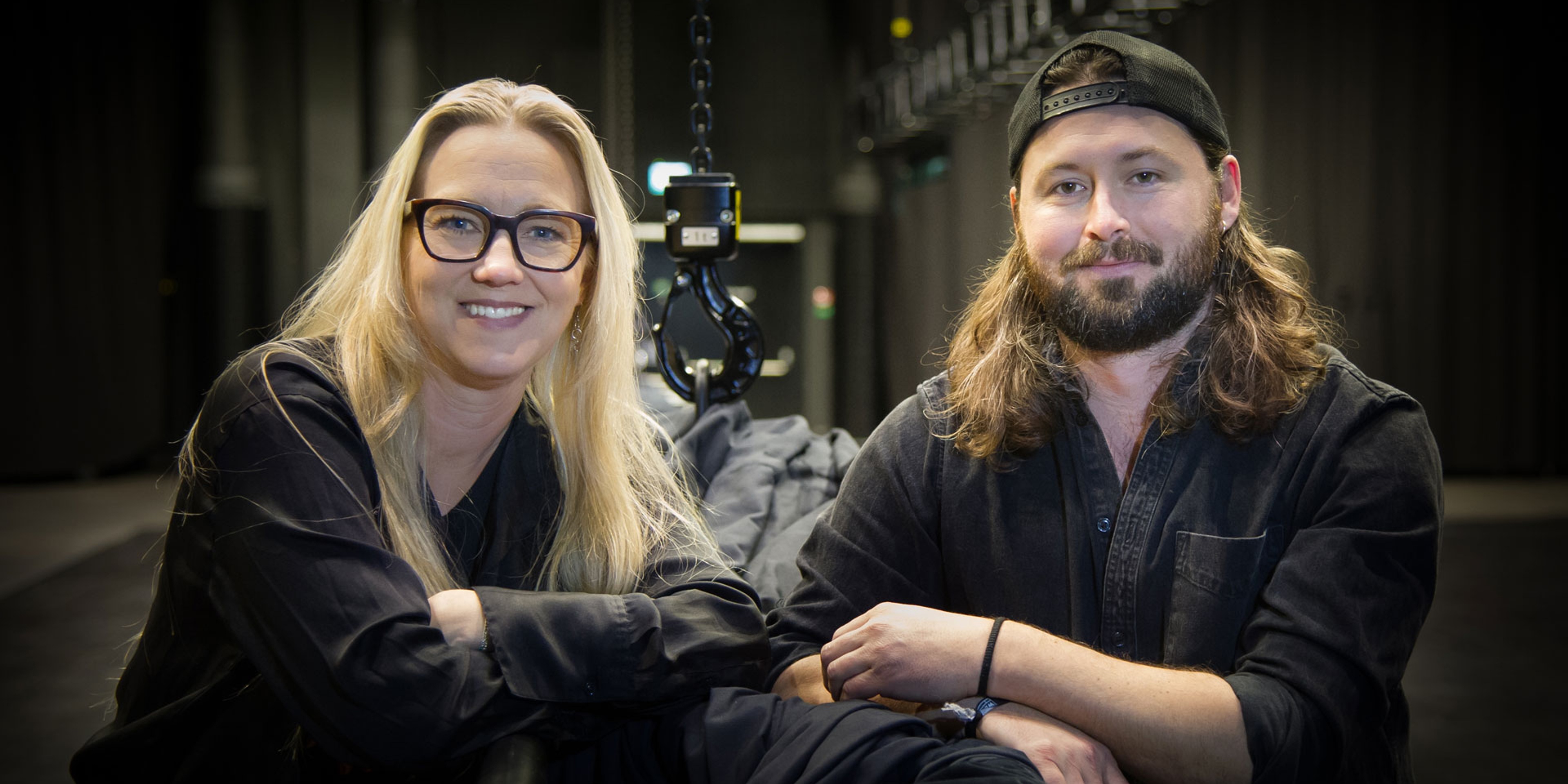 Sara Törn från Vara Konserthus och Nicki Lowe från Beardmen står i Sparbanken Blackbox och ler in i kameran