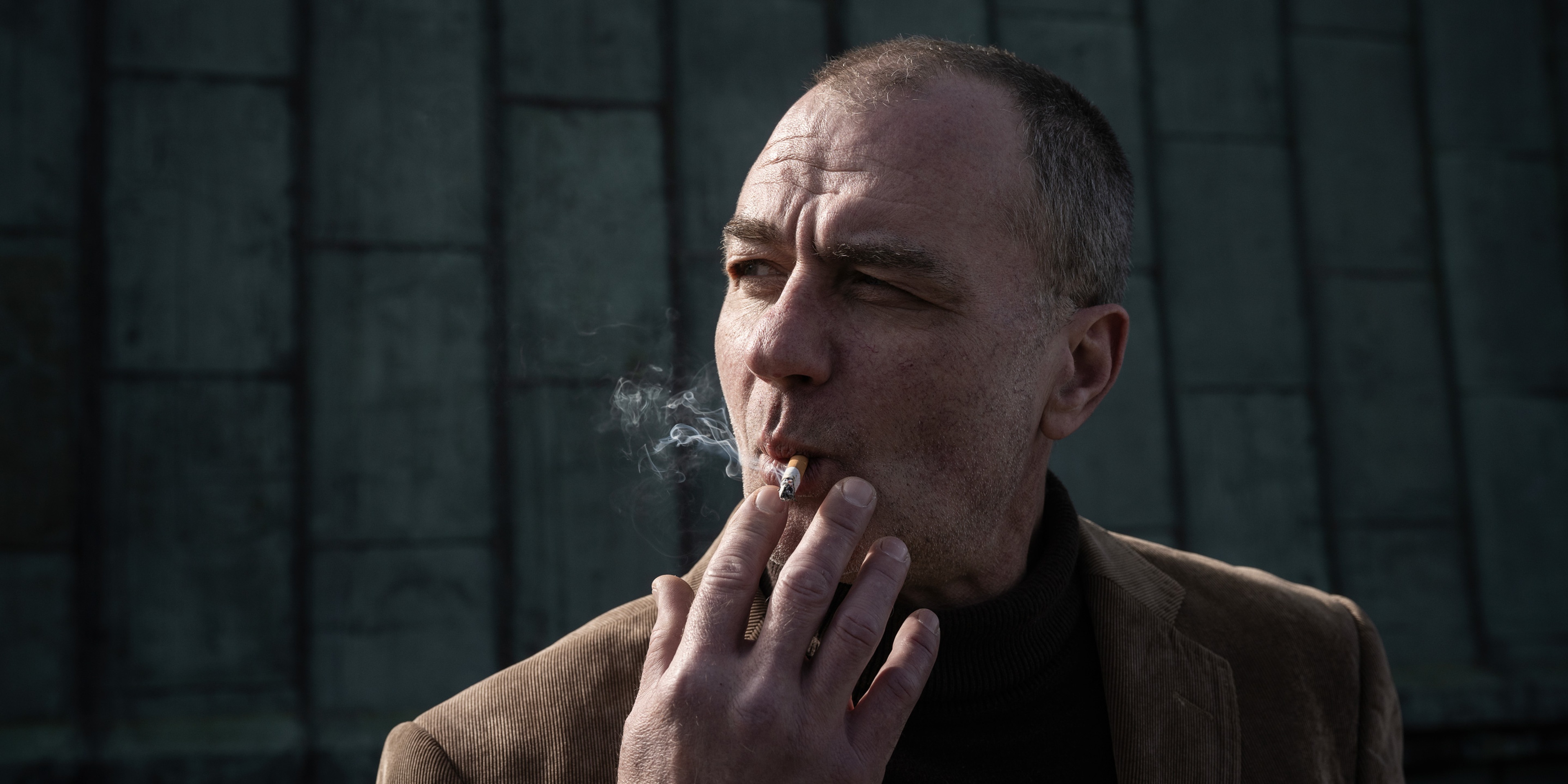 Person som röker en cigarett.