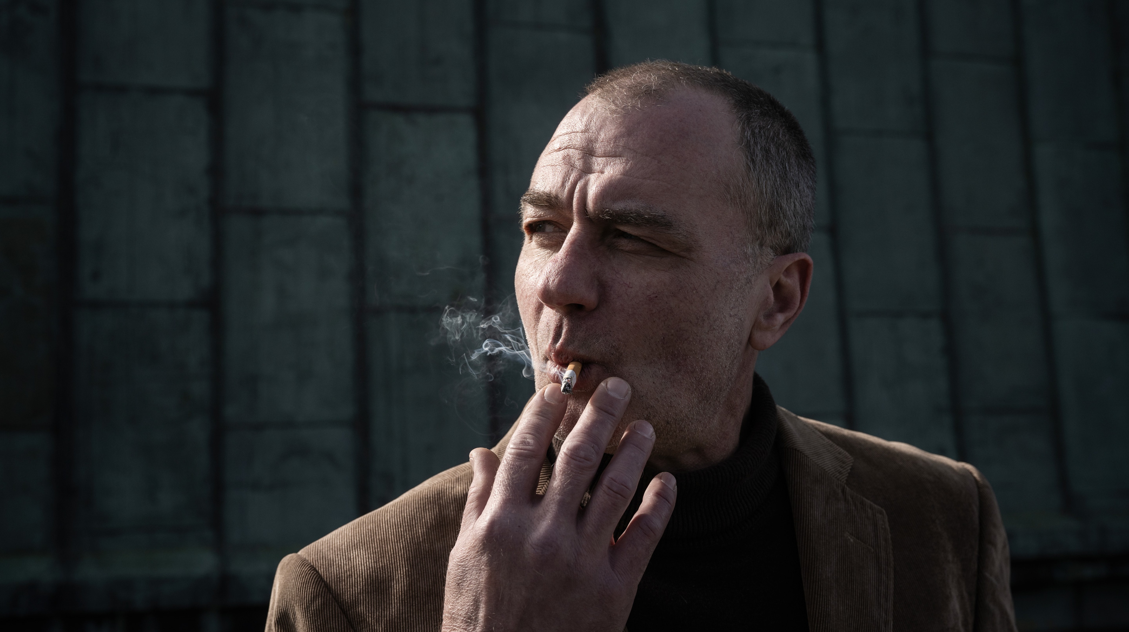 Person som röker en cigarett.