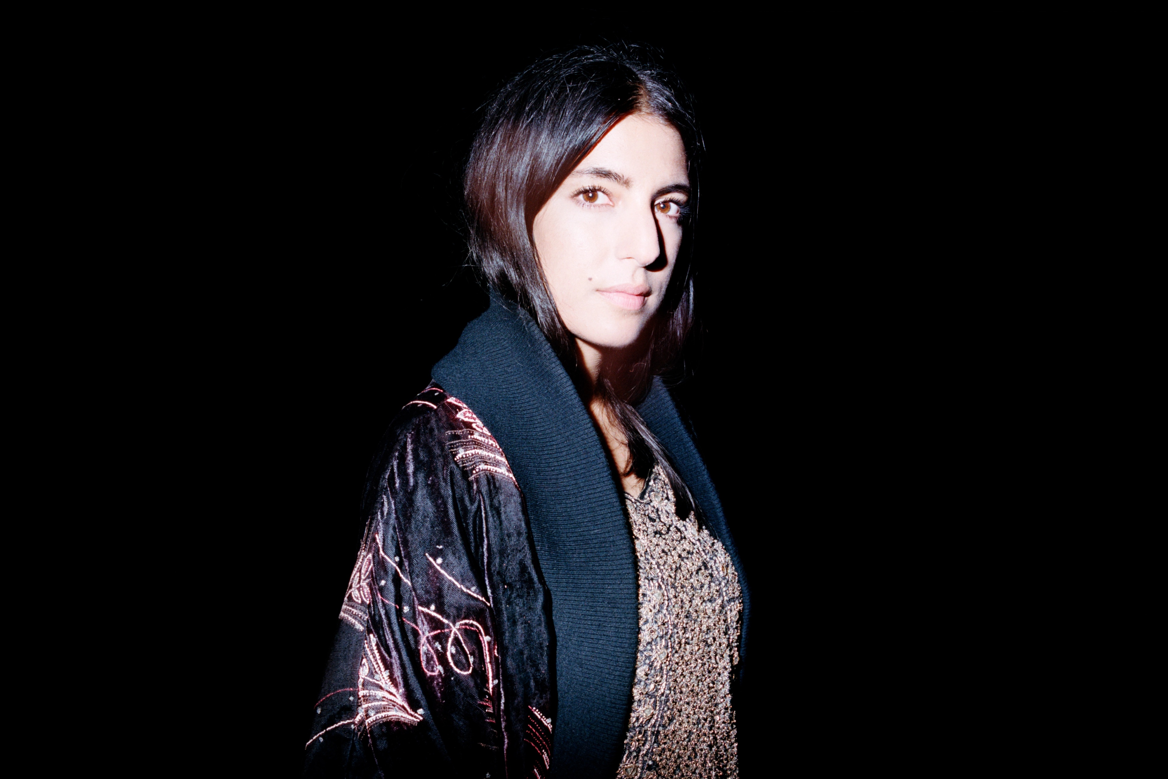 Mariam Wallentin står mot mörk bakgrund.