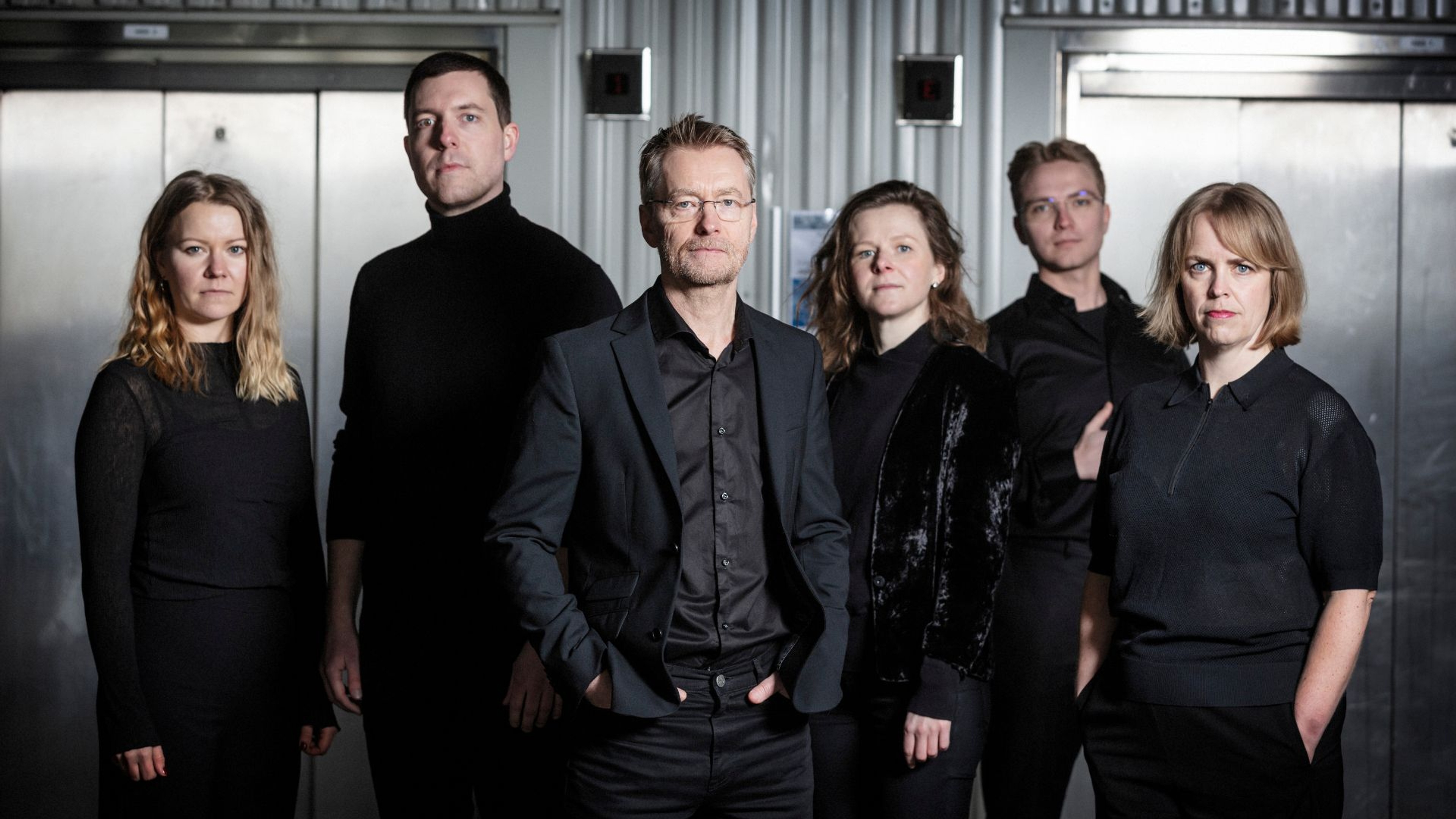 Samtliga sex musiker står på en rad.