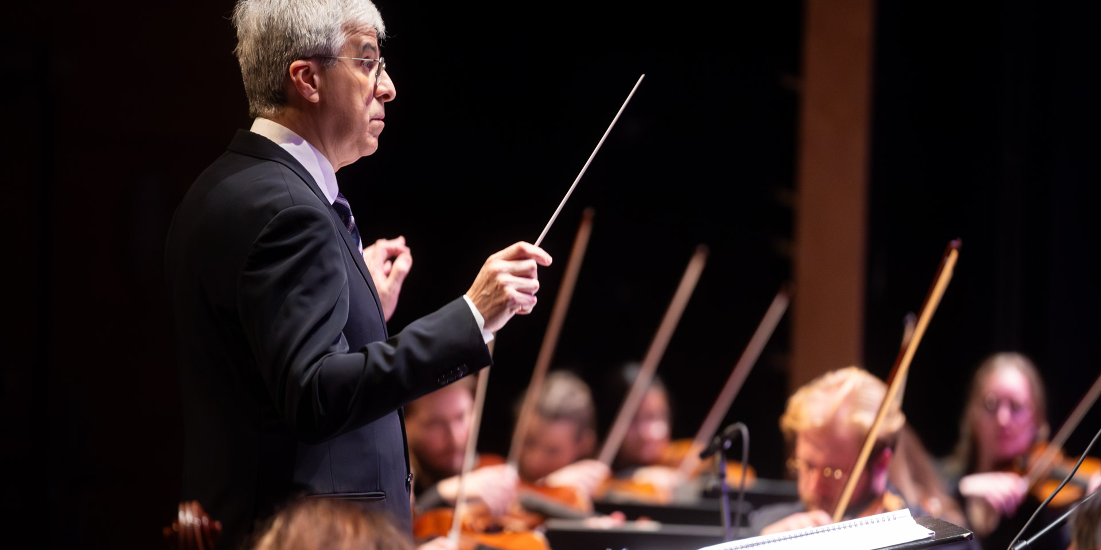 Vince Mendoza dirigerar en orkester på scen