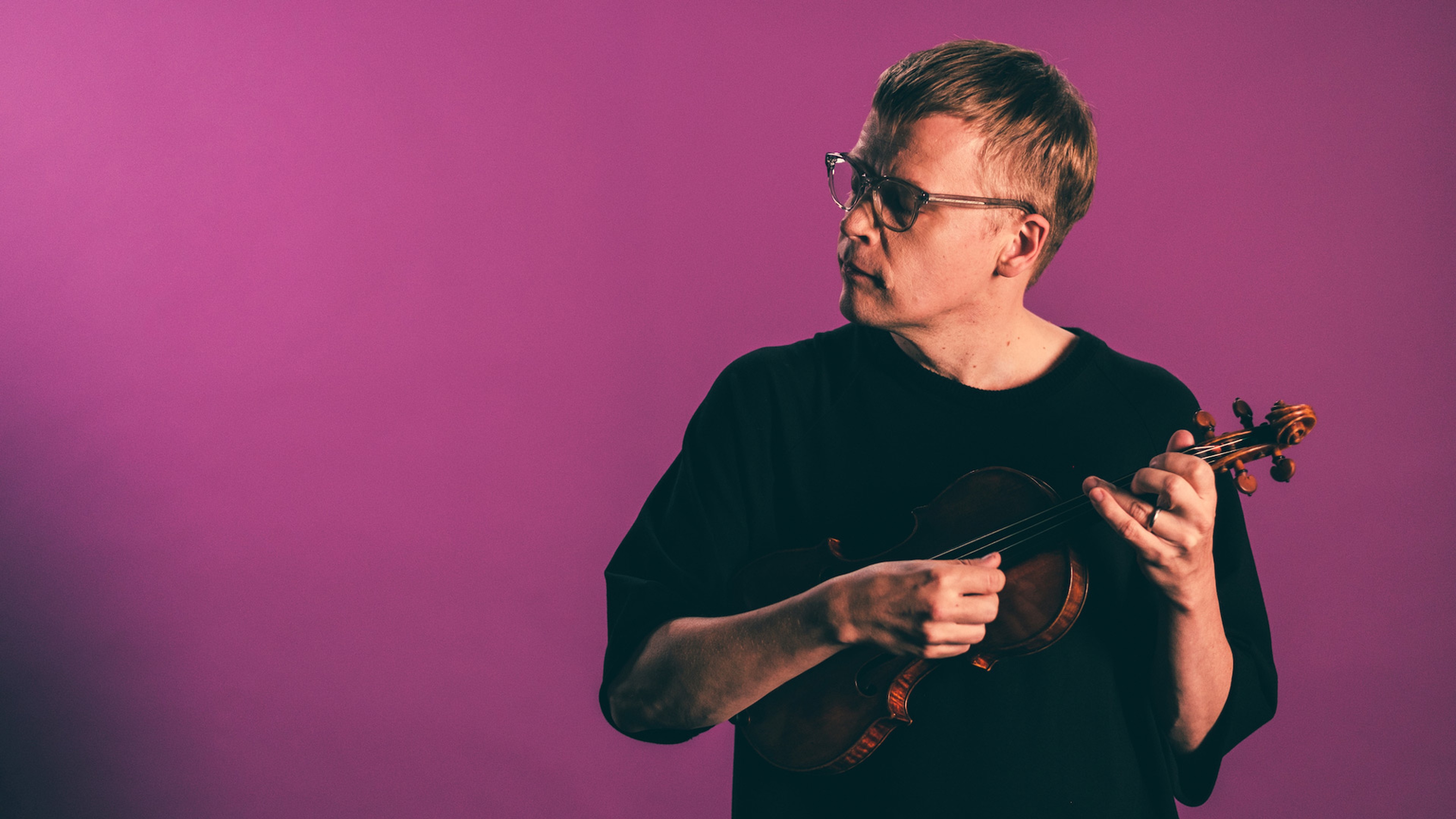 Pekka Kuusisto spelar med fingrarna på sin violin.