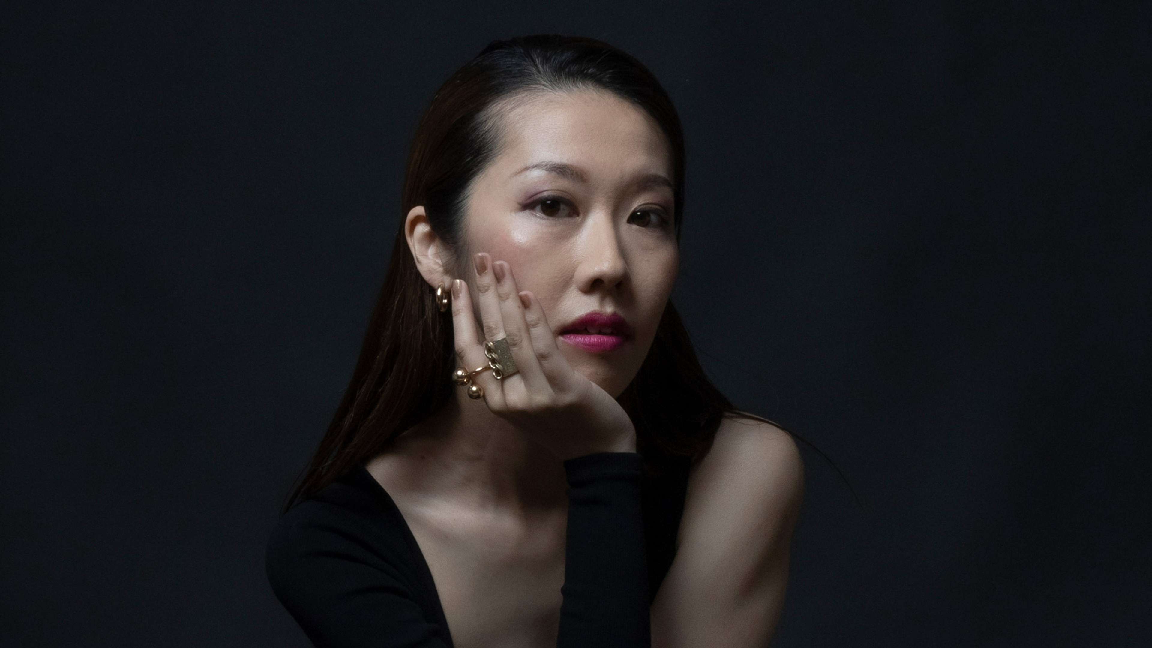 Miho Hazama mot en mörk bakgrund.