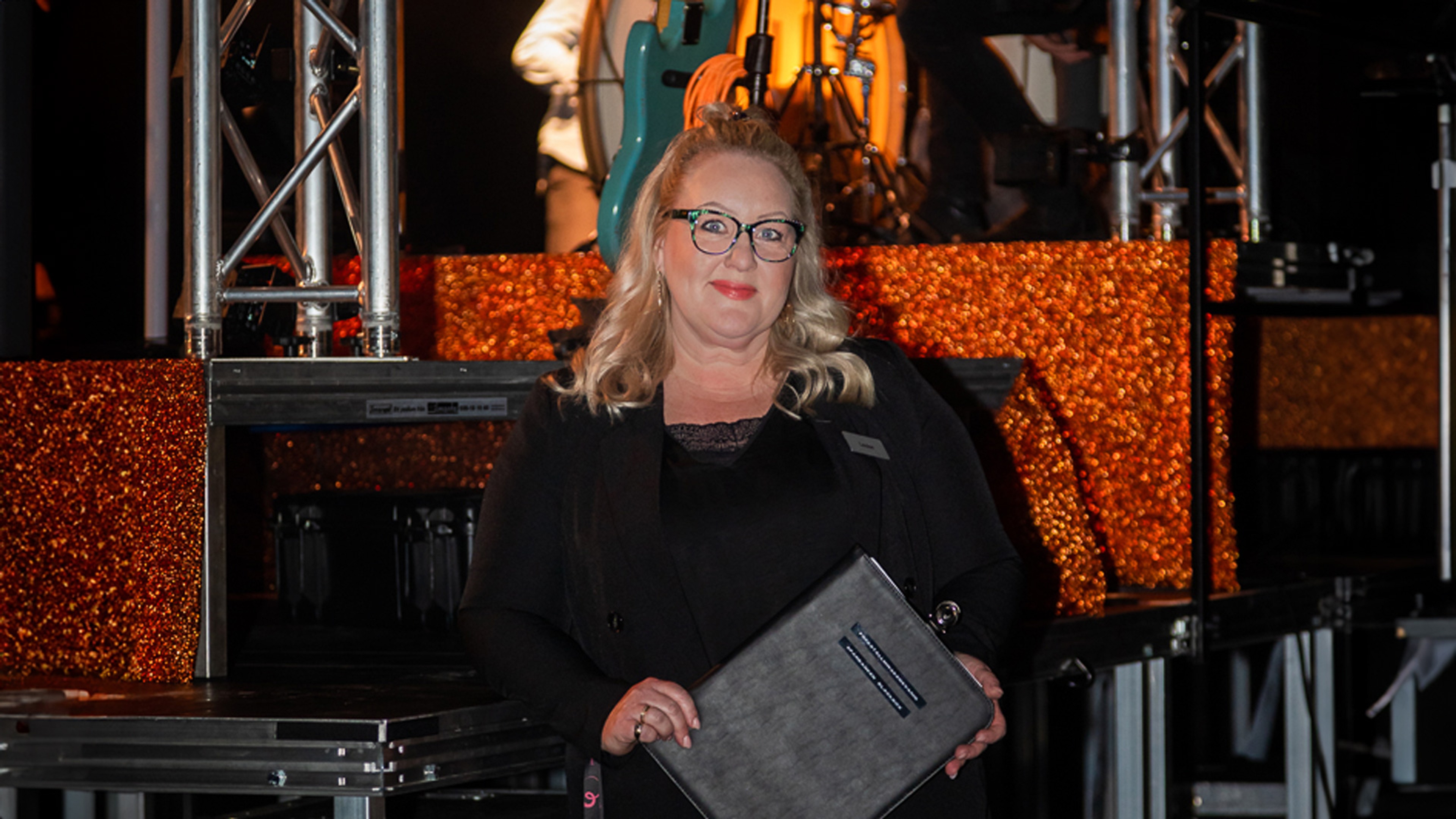 Louise framför scen i Sparbanken Blackbox.