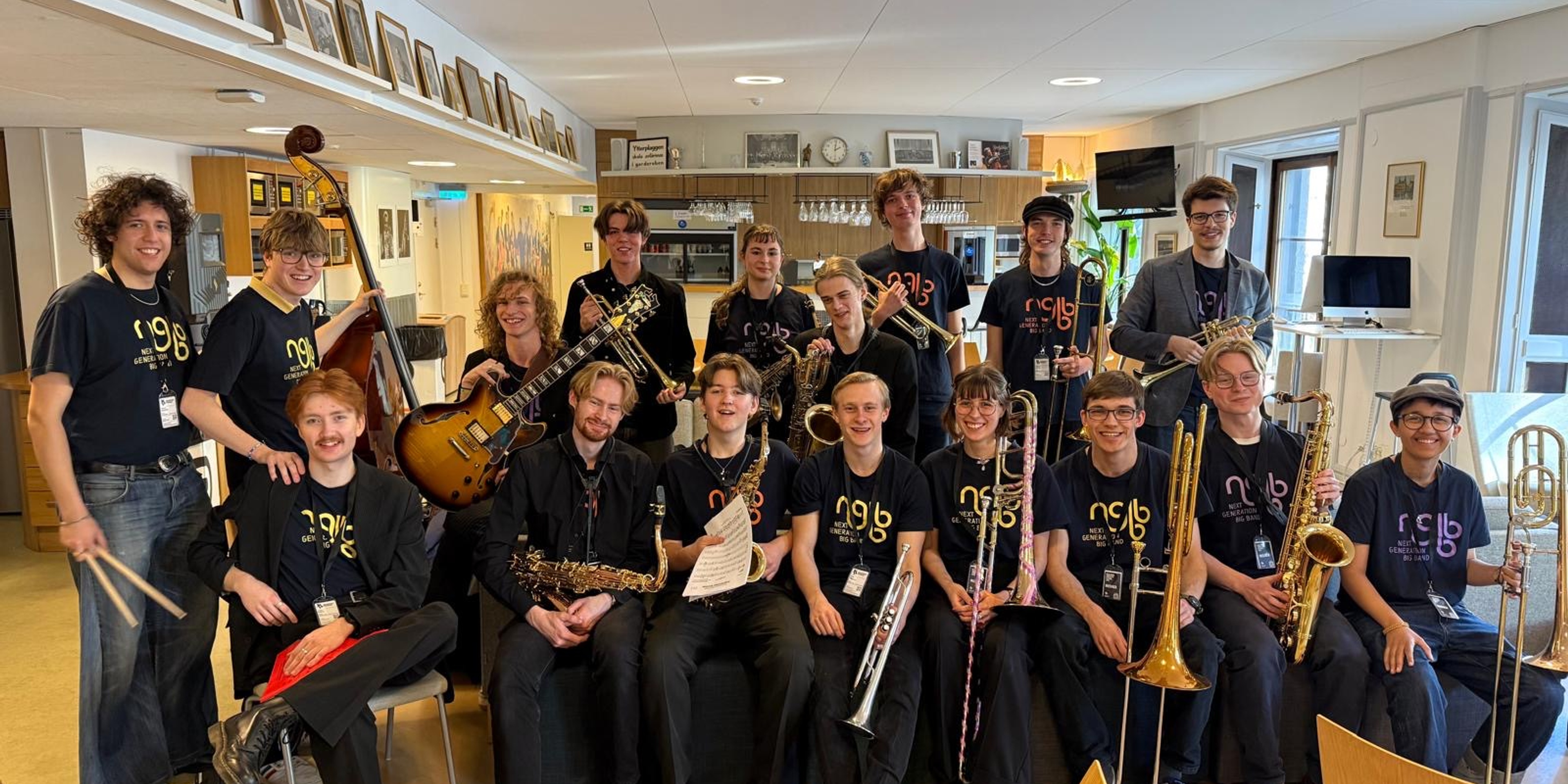 Next Generation Big Band är samlade och håller i sina instrument.