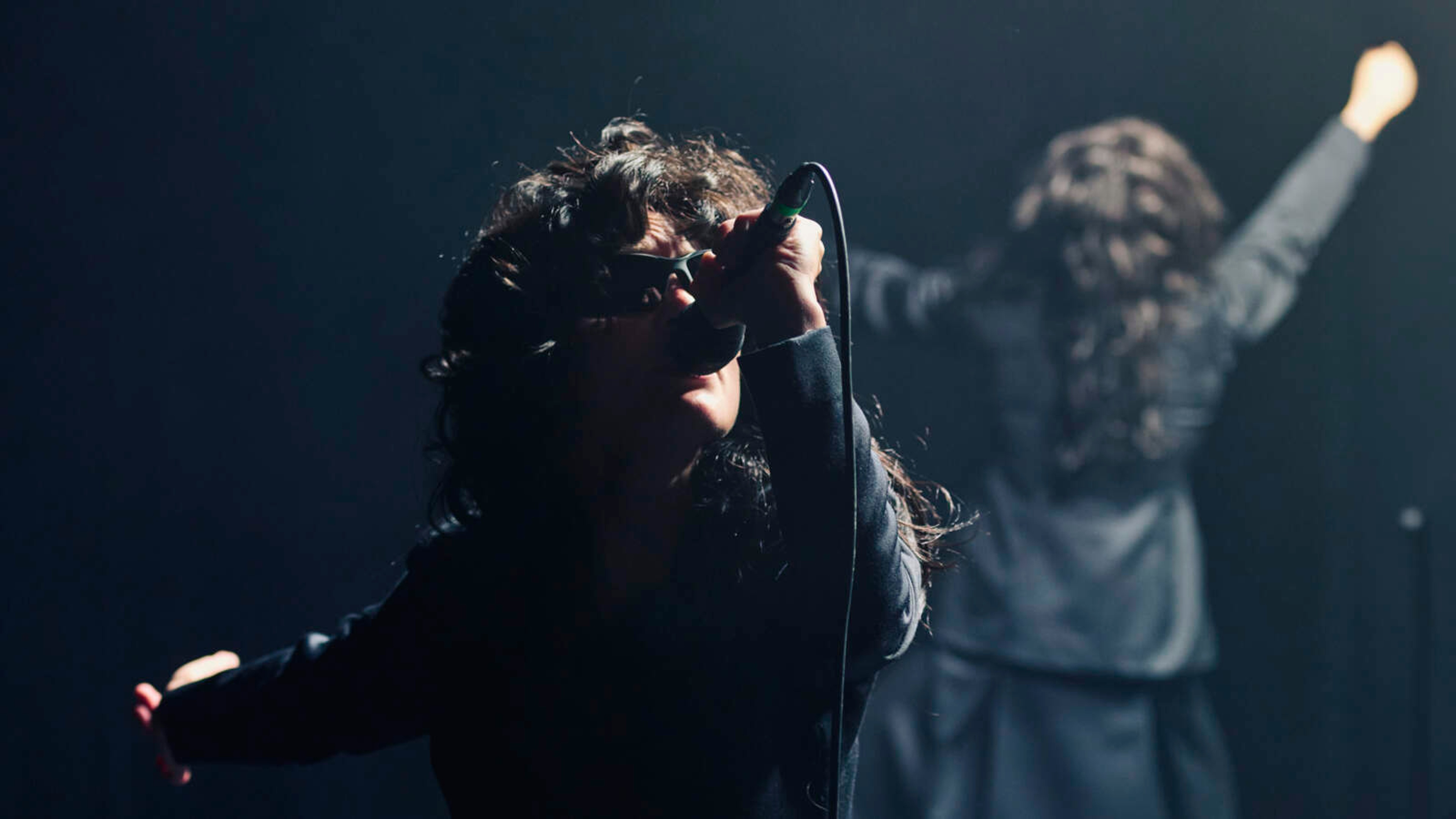 Ösig sångerska på scen.