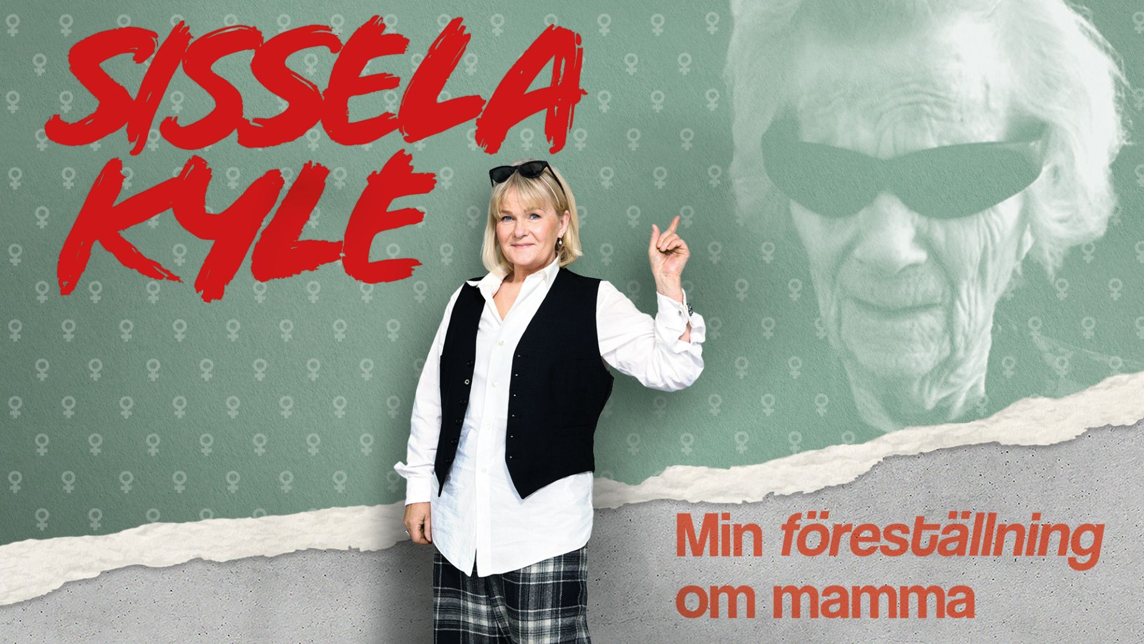 Halvkroppsbild på Sissela som pekar till höger på en bild på sin mamma. Text: Min föreställning om mamma.