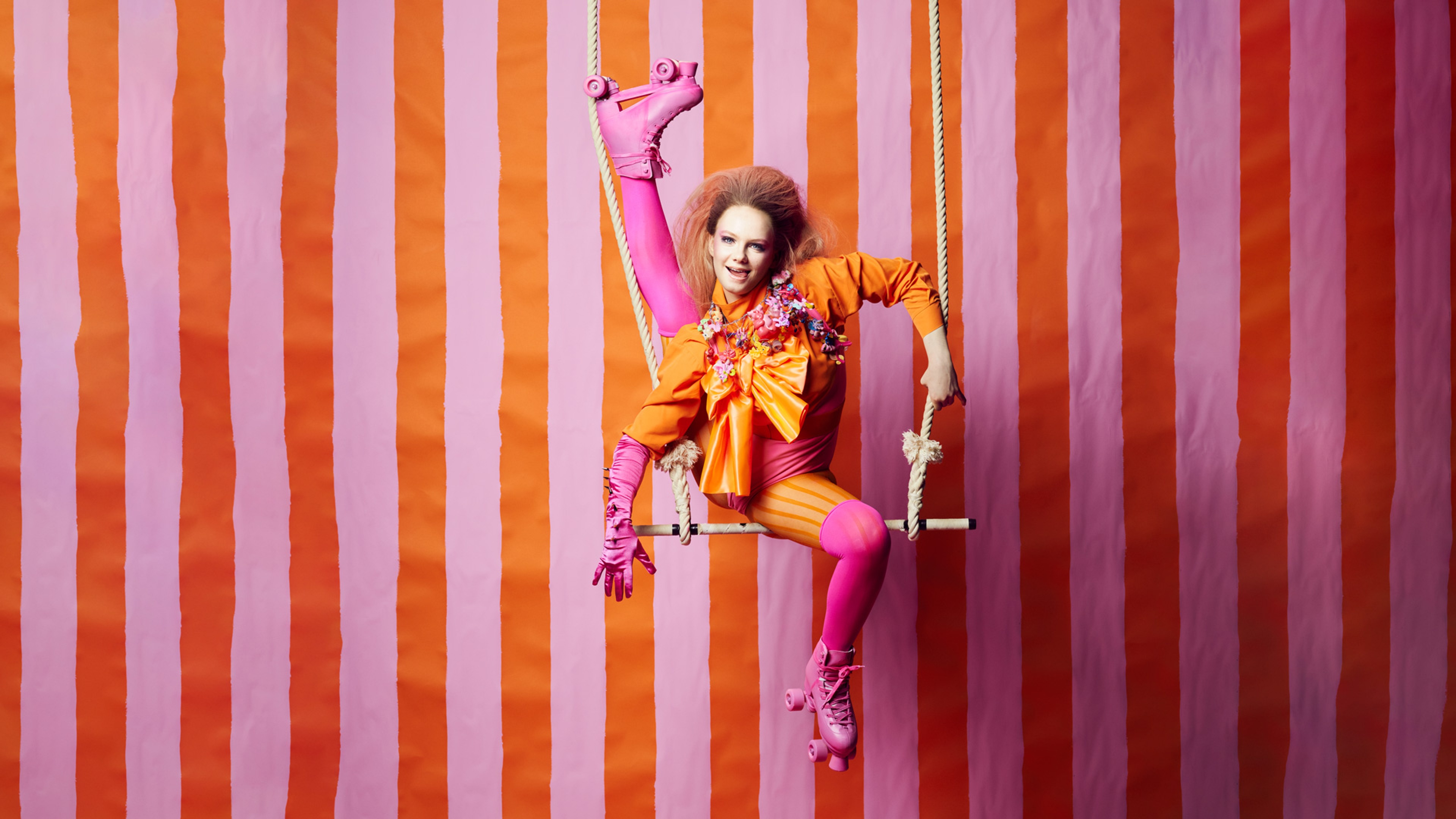 Cirkusartist i färgglada kläder.