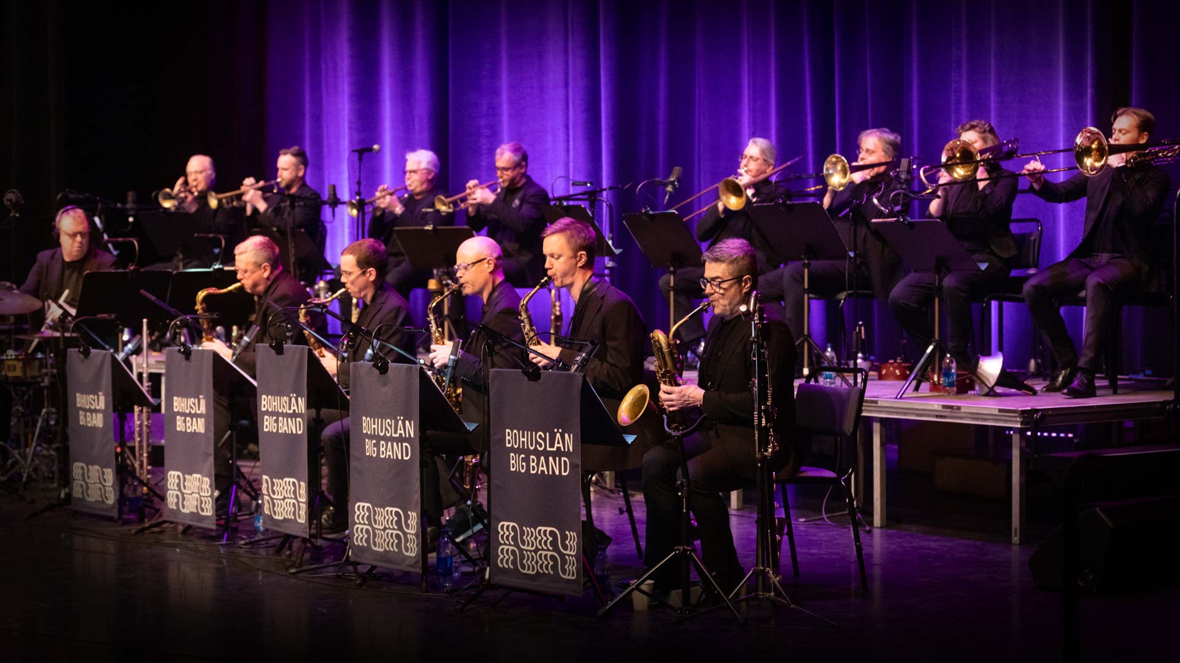 Musikerna i Bohuslän Big Band spelar på scenen.