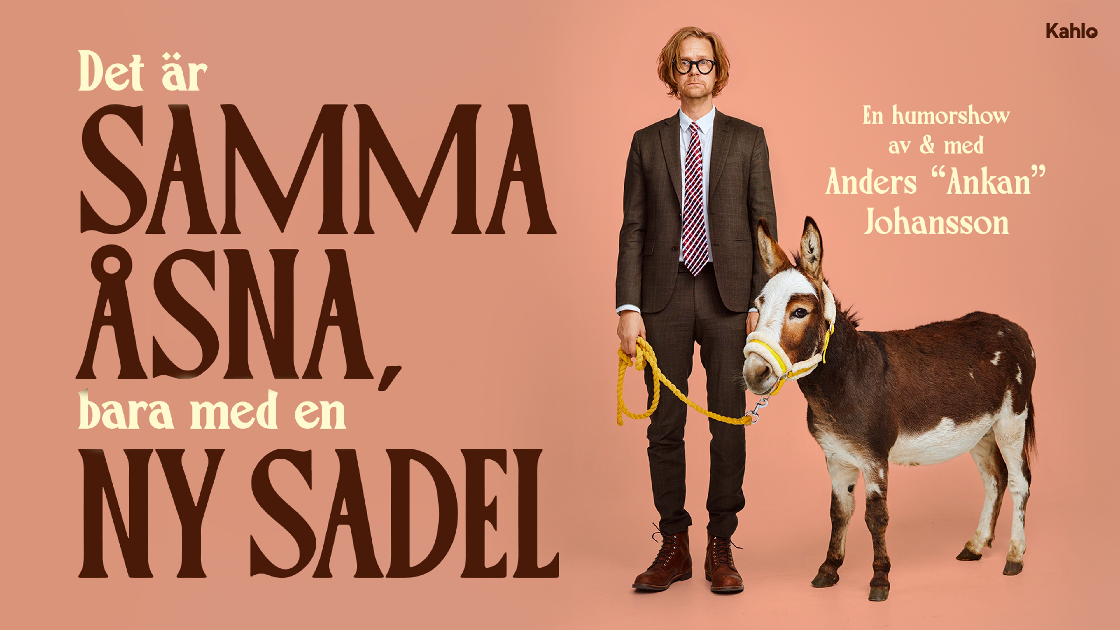 Ankan står med en åsna i koppel.