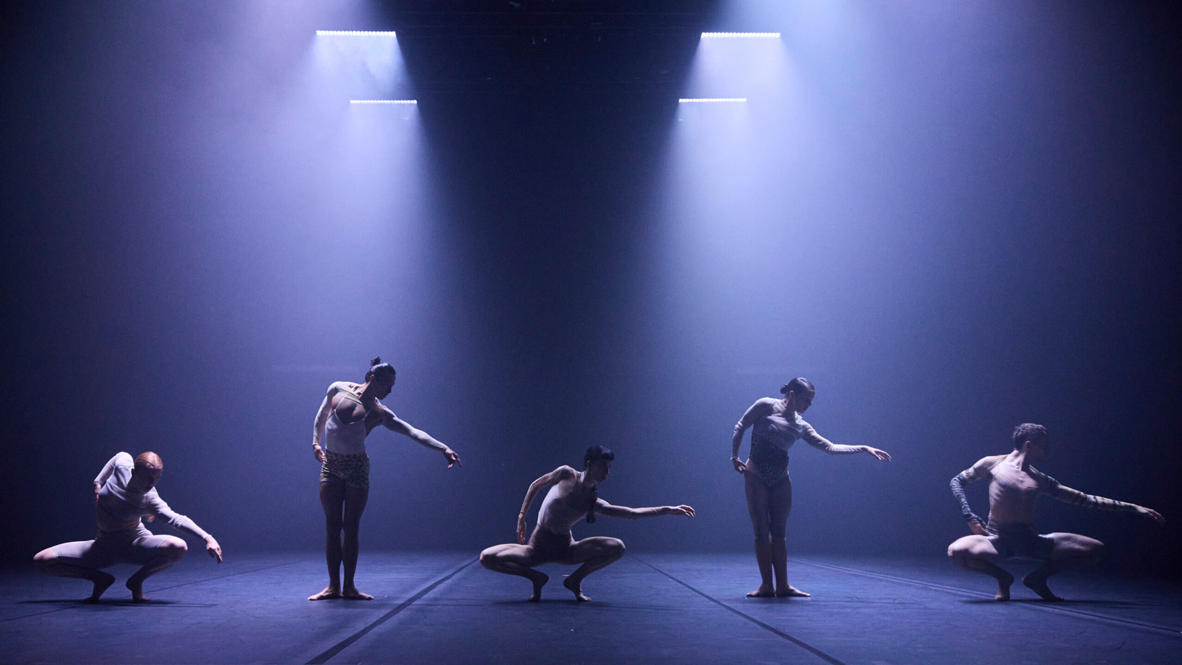 Dansare i synkroniserade rörelser. 