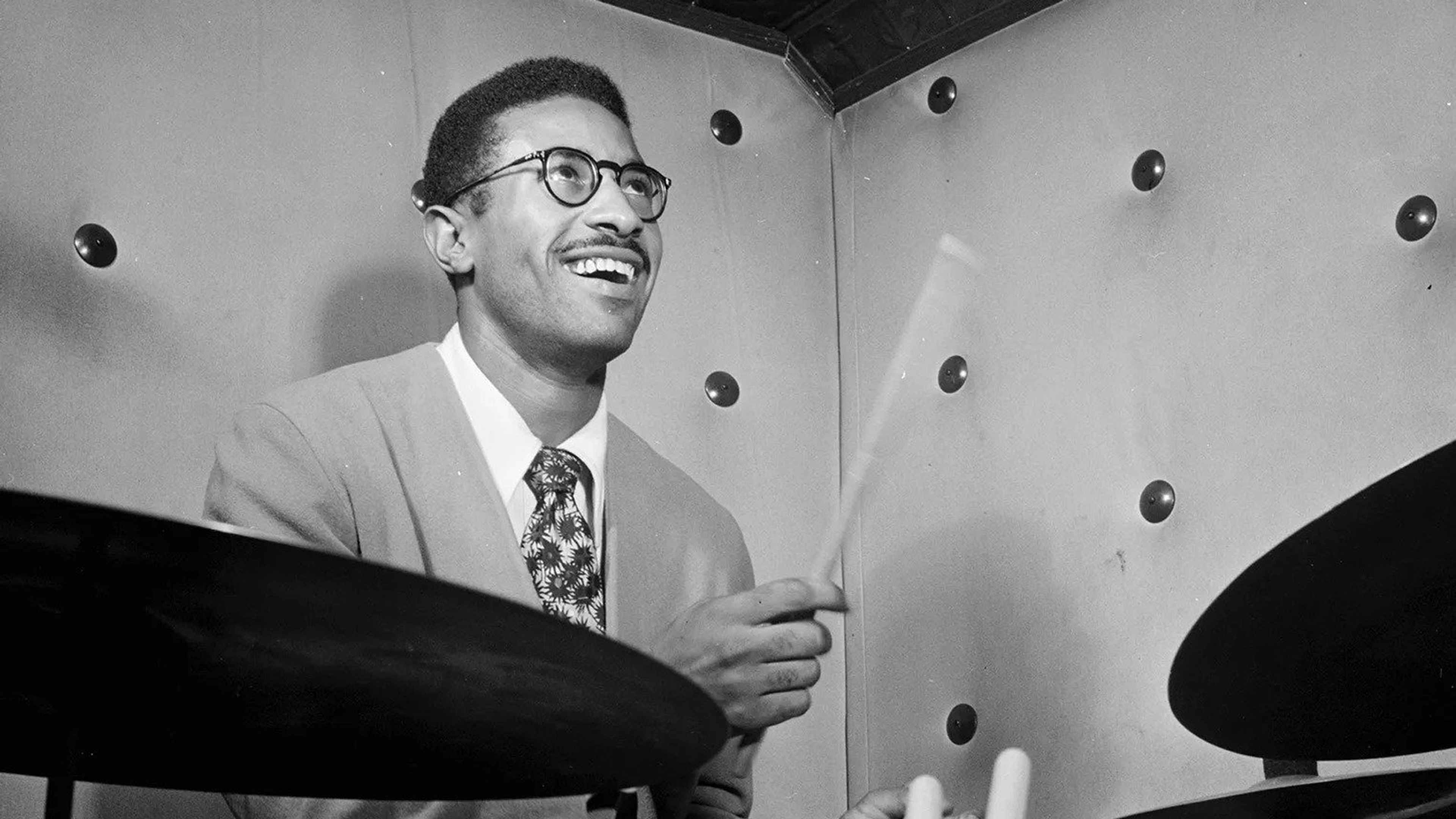 Max Roach iklädd kostym vid trummorna.