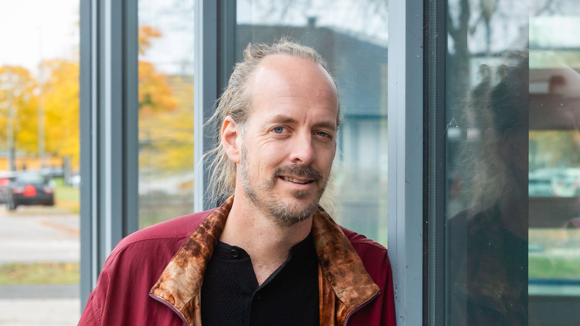 Simon Ljungman lutad mot ett fönster.