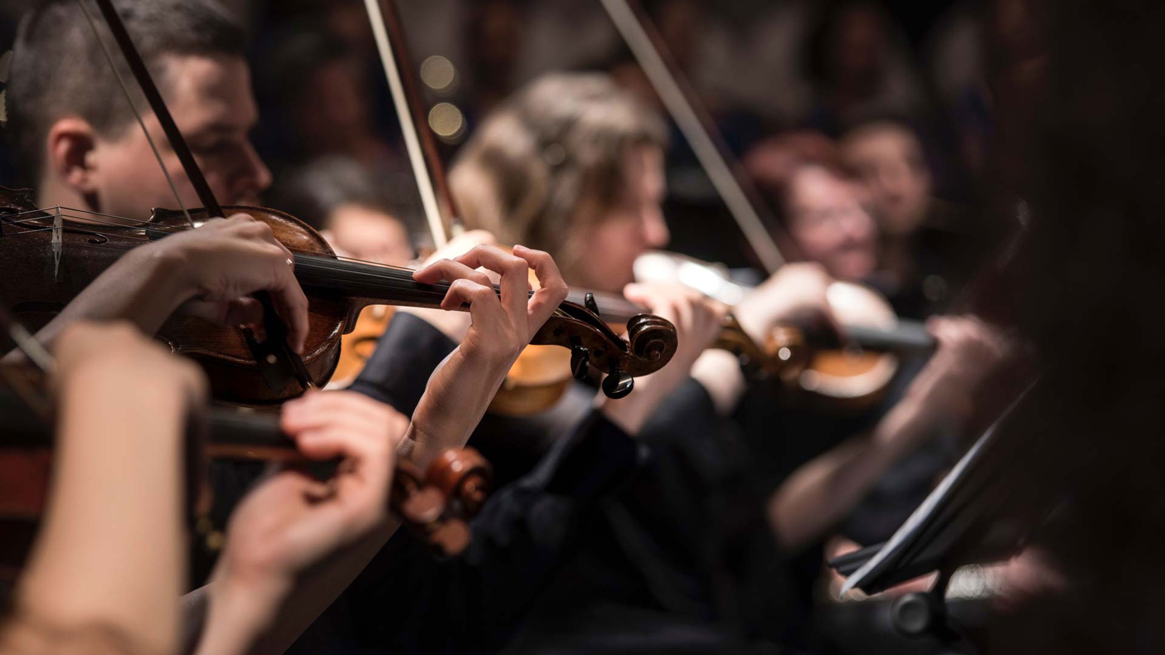 Violinister på scen. 