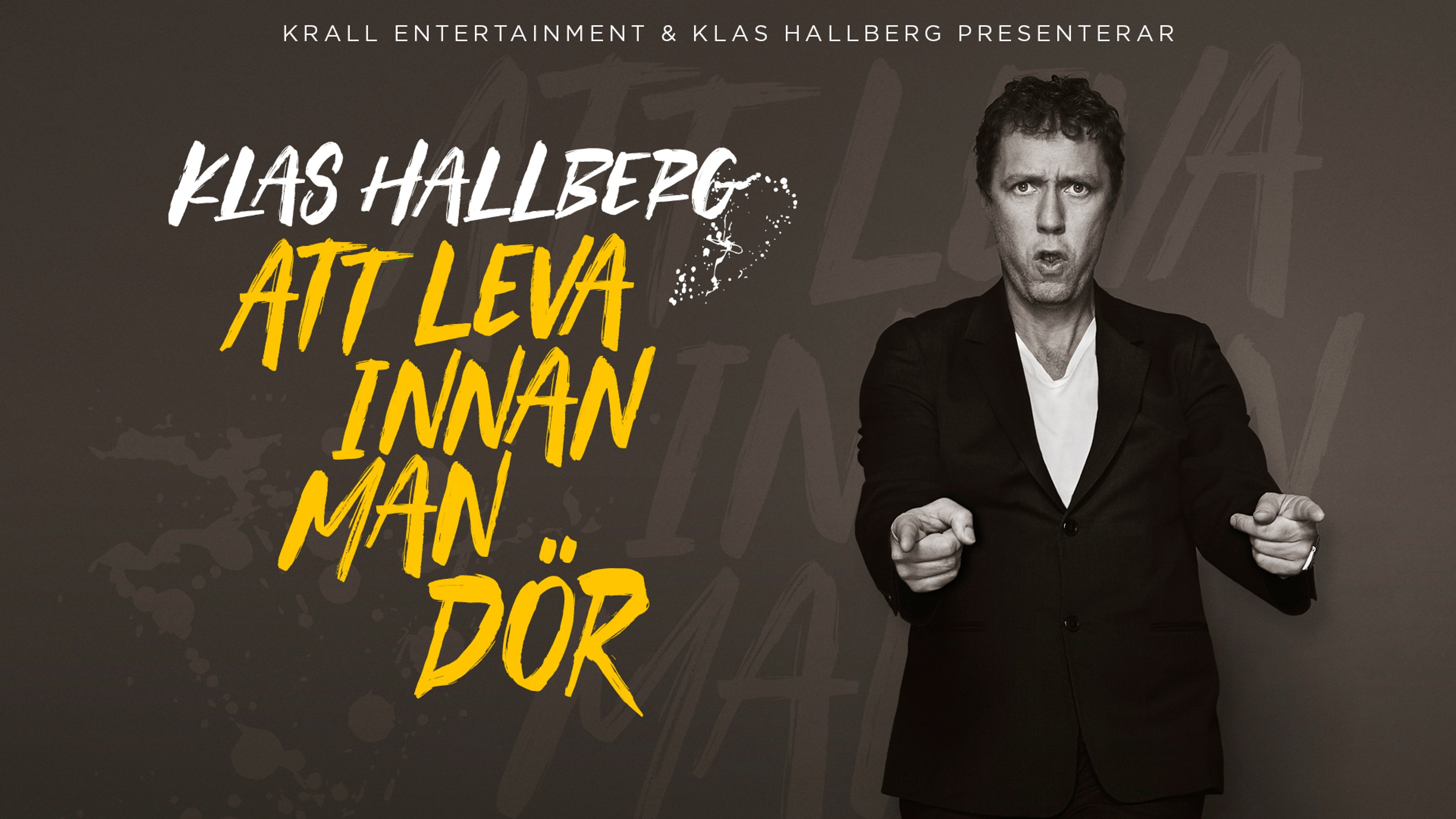 Svartvit halvkroppsbild på Klas Hallberg. Bildtext: Att leva innan man dör.