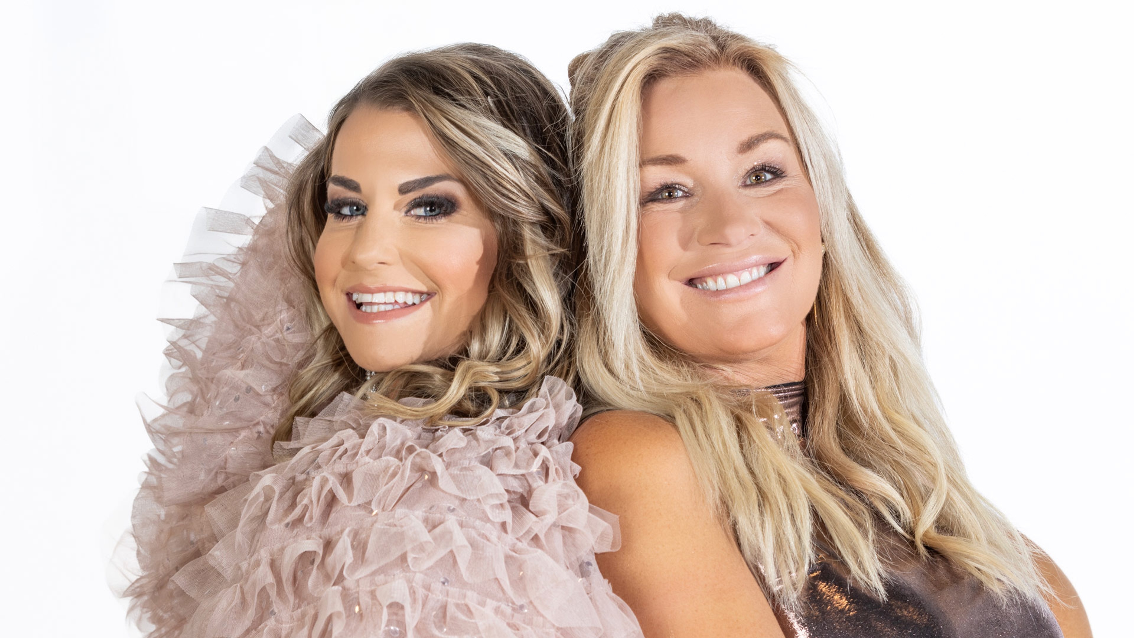 Johanna Beijbom och Jessica Andersson, mot vit bakgrund.