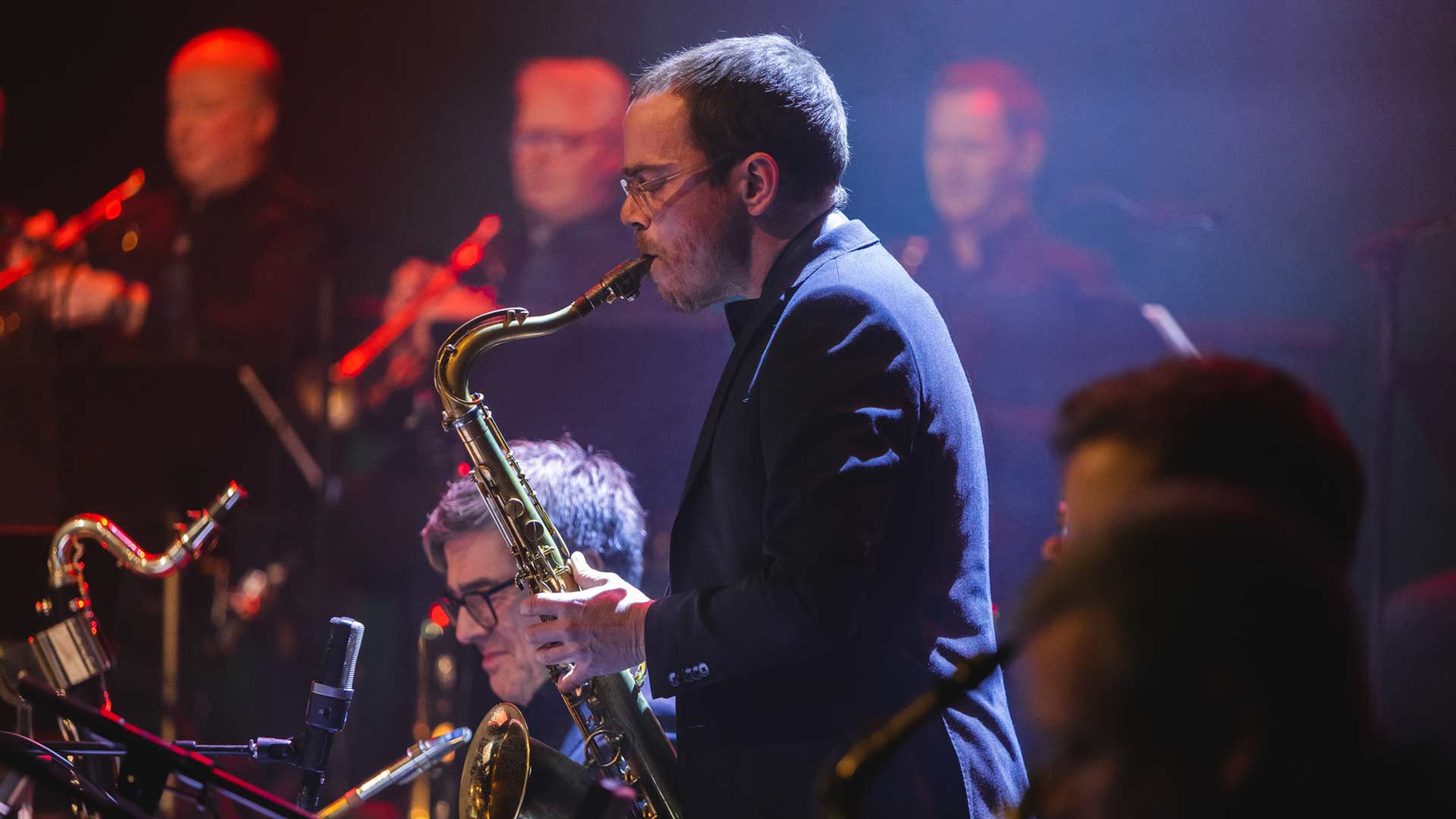 Bohuslän Big Band spå scenen. Saxofonisten Linus Lindblom är i fokus och spelar solo.