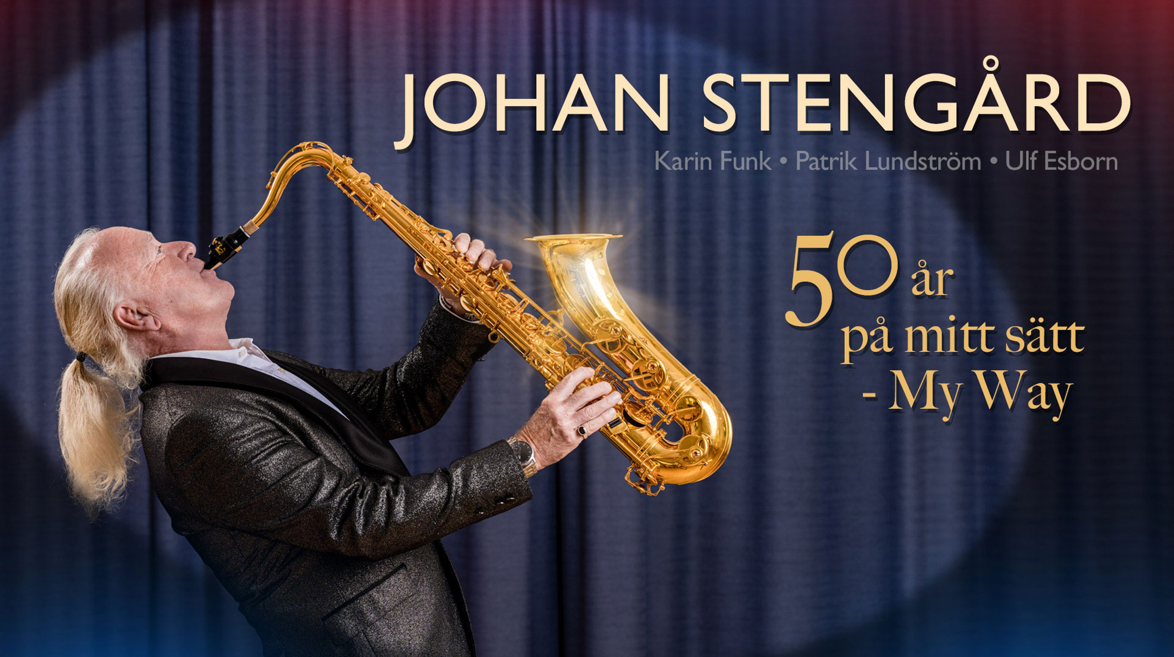 Johan Stengård står bakåtlutad och spelar saxofon. 