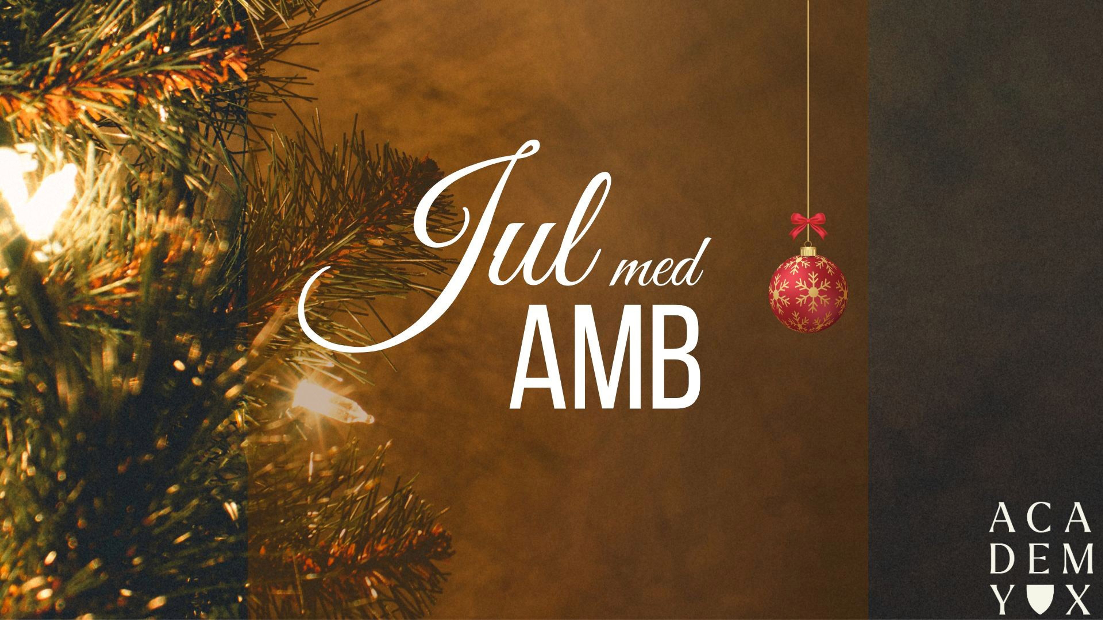 Närbild av del av gran med julbelysning. TEXT: Jul med AMB.