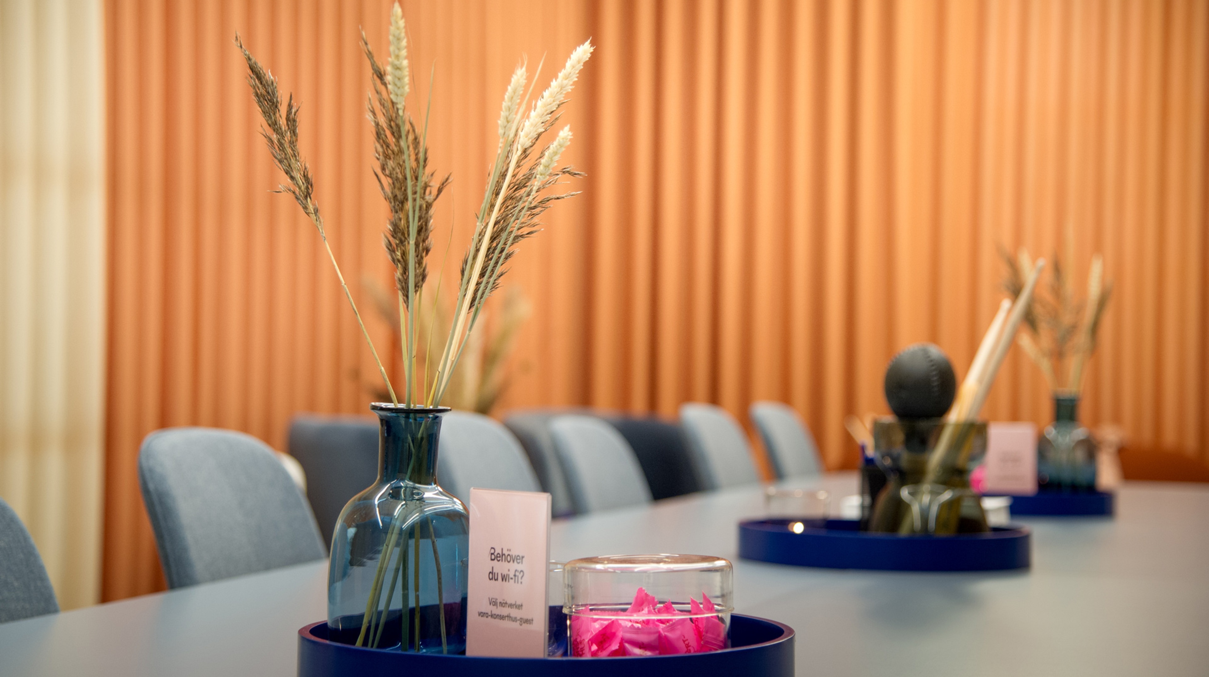 Ett konferensbord men vaser, godis och trumpinnar på.