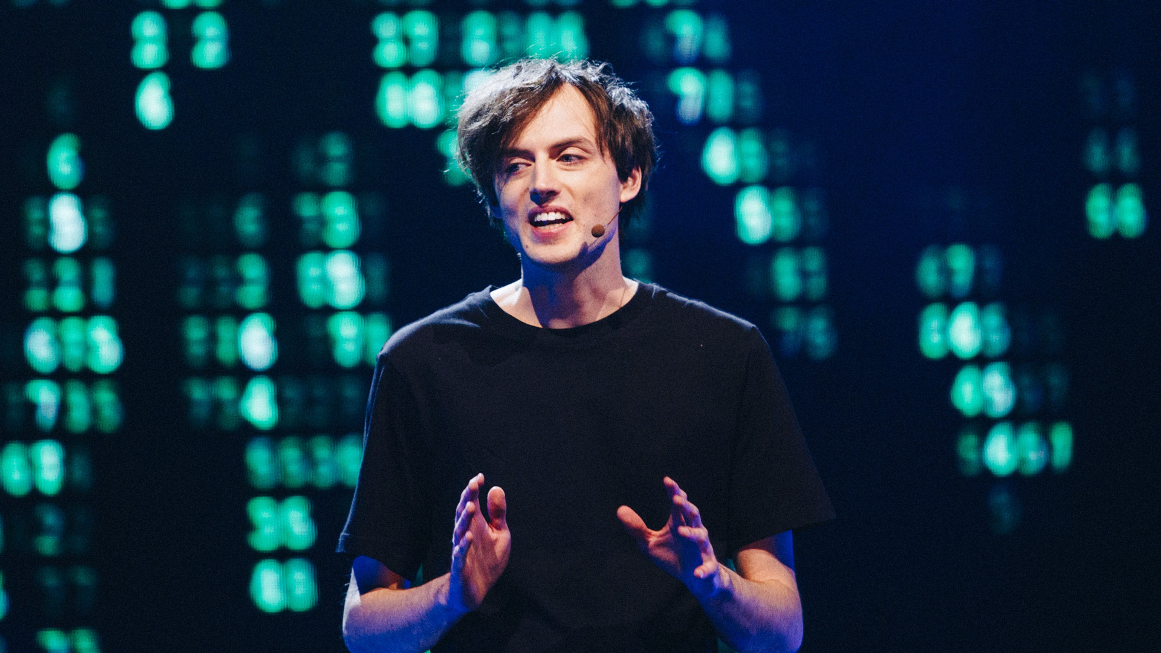 Jonas von Essen på scen framför en skärm med många siffror.