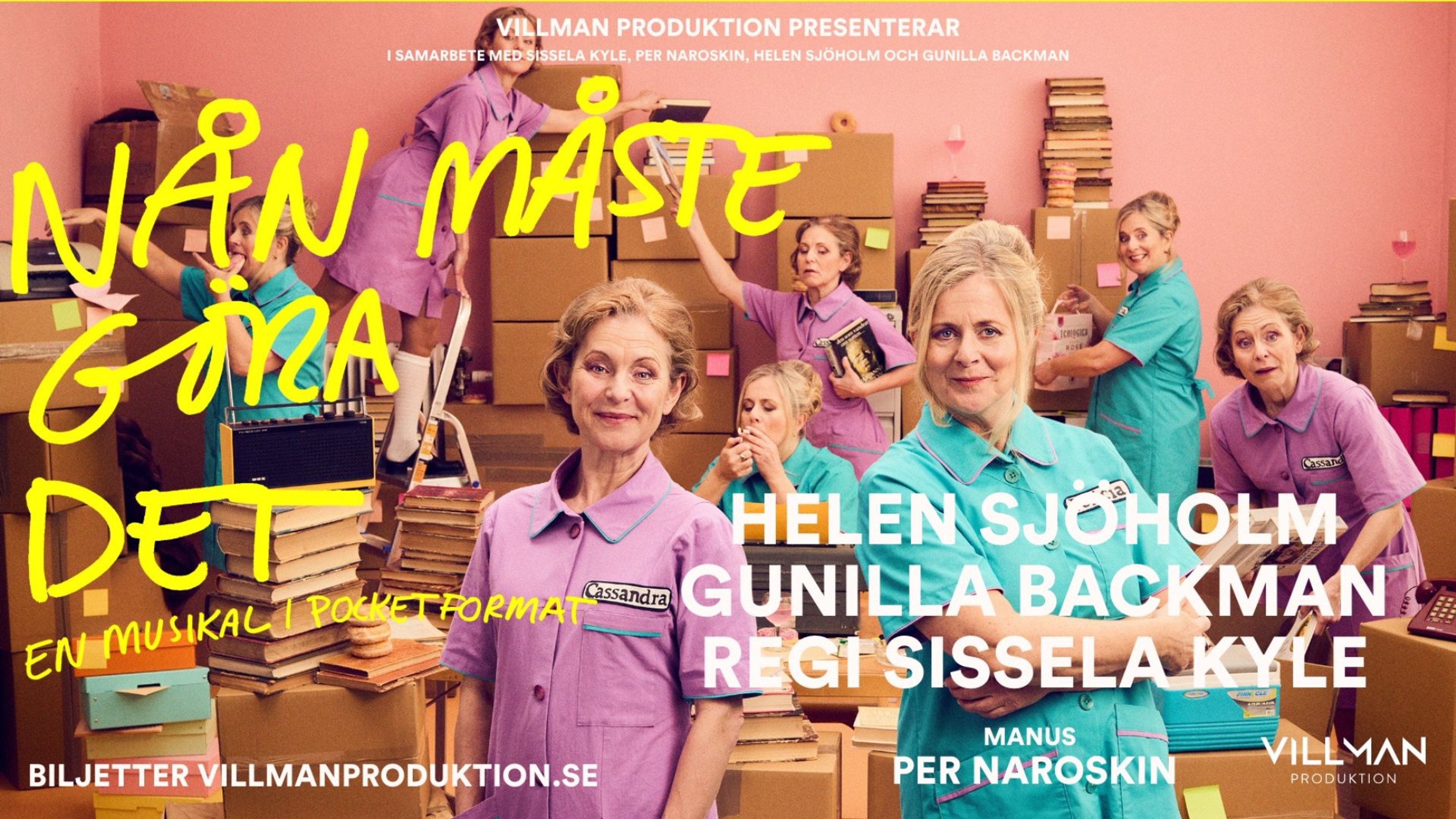 Helen Sjöholm och Gunilla Backman bland en massa lådor och böcker. Text: Nån måste göra det.