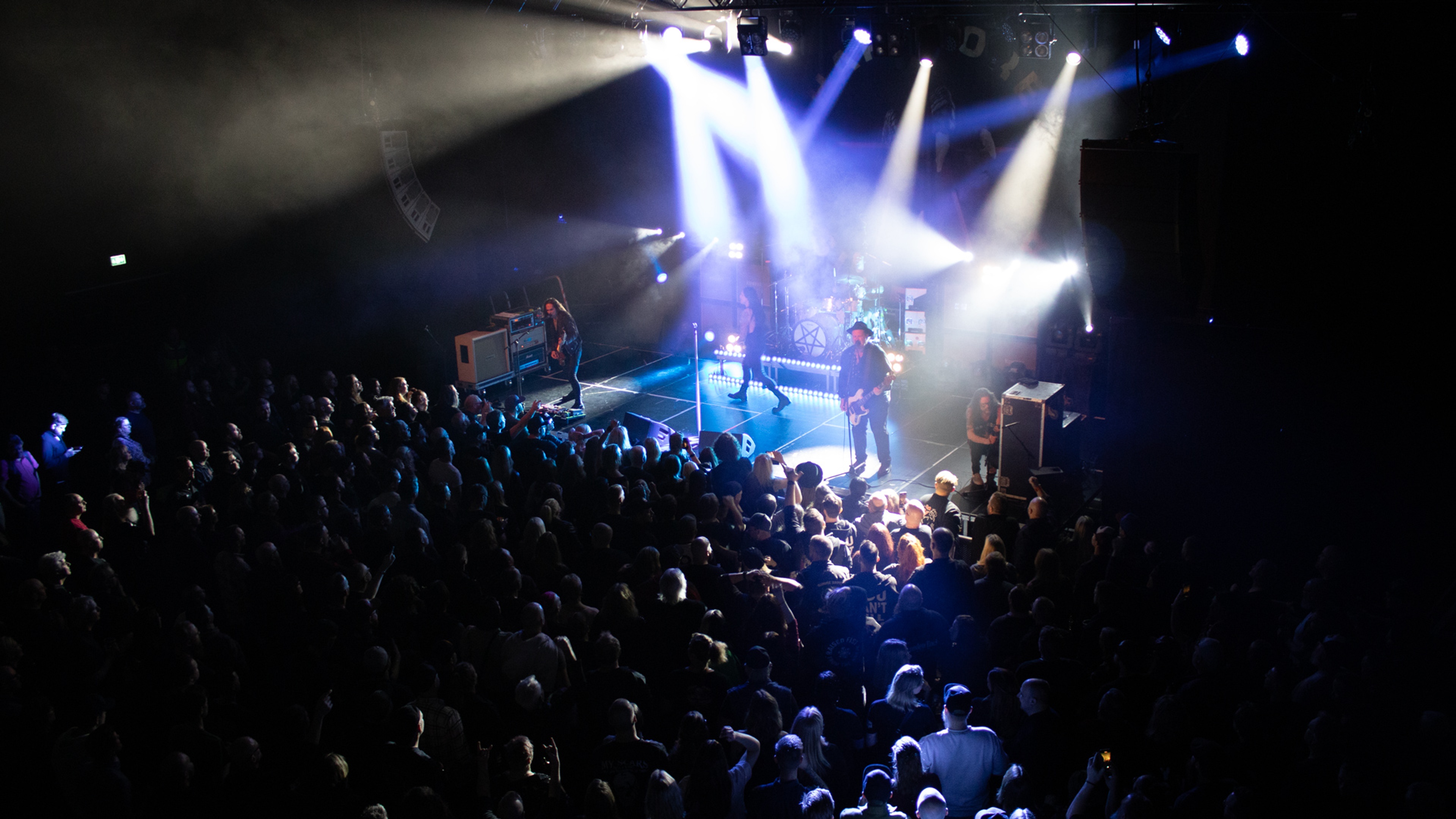 Stående publik framför scen.