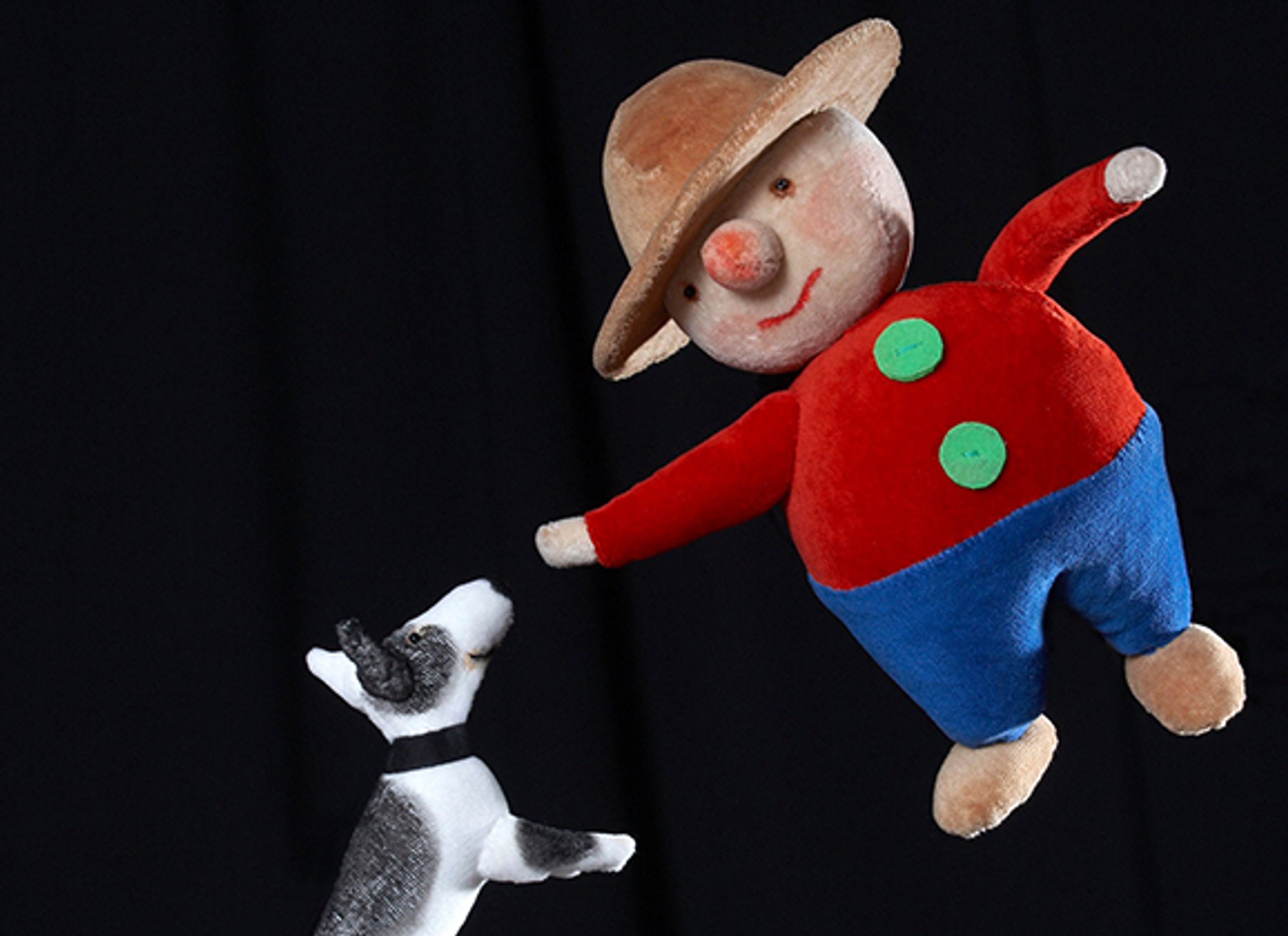 En docka och ett gossedjur hand i hand.