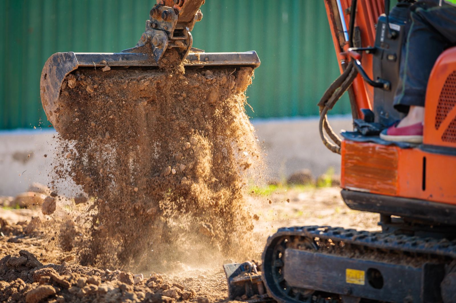 Gravemaskin i arbeid med drenering