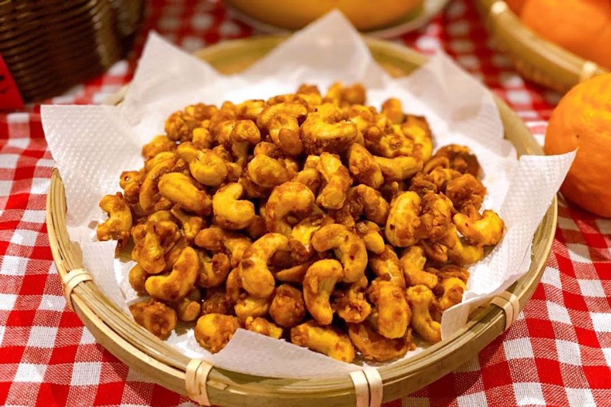 Hạt Điều Rang Tỏi Ớt – Từ Hương Vị Tuổi Thơ Đến Cơn Sốt Hiện Đại