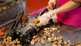 Bóc vỏ hạt điều là gì?