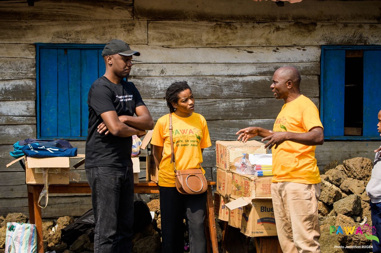 Préparation des cartons de fournitures scolaires avec l'équipe sur le terrain, à Goma