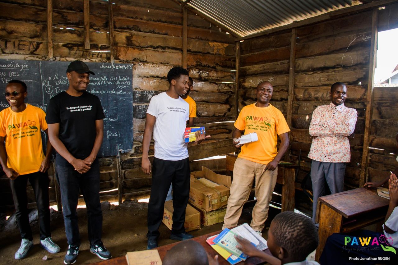 Équipe de La Force d'Aimer et PAWA présentant le programme devant une classe, à Goma